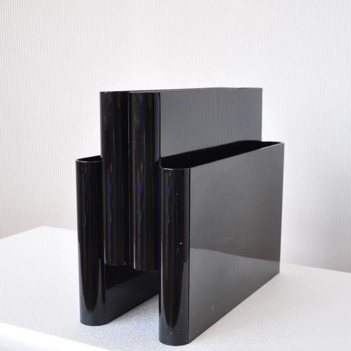 Mid-Century Modern Black Magazine Rack with 4 Compartments by Giotto Stoppino for Kartell, 1970s model 4676 made in italy