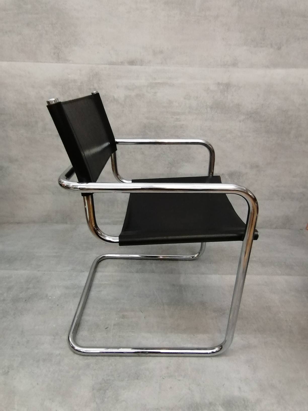 1 von 2 Vintage Model S34 black Saddle Leather Dining Chairs by Mart Stam & Marcel Breuer 1980s