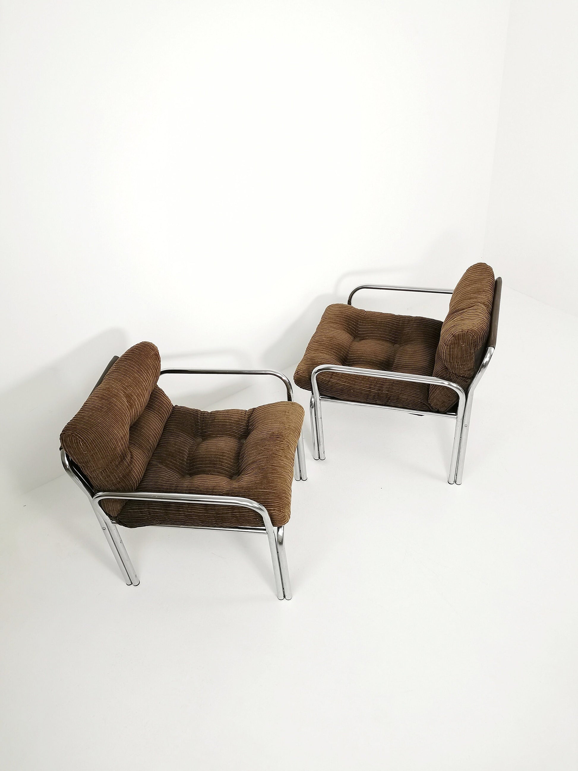 One of tow Bauhaus lounge armchairs in Tublar chrome with velvet upholstery, 1980s