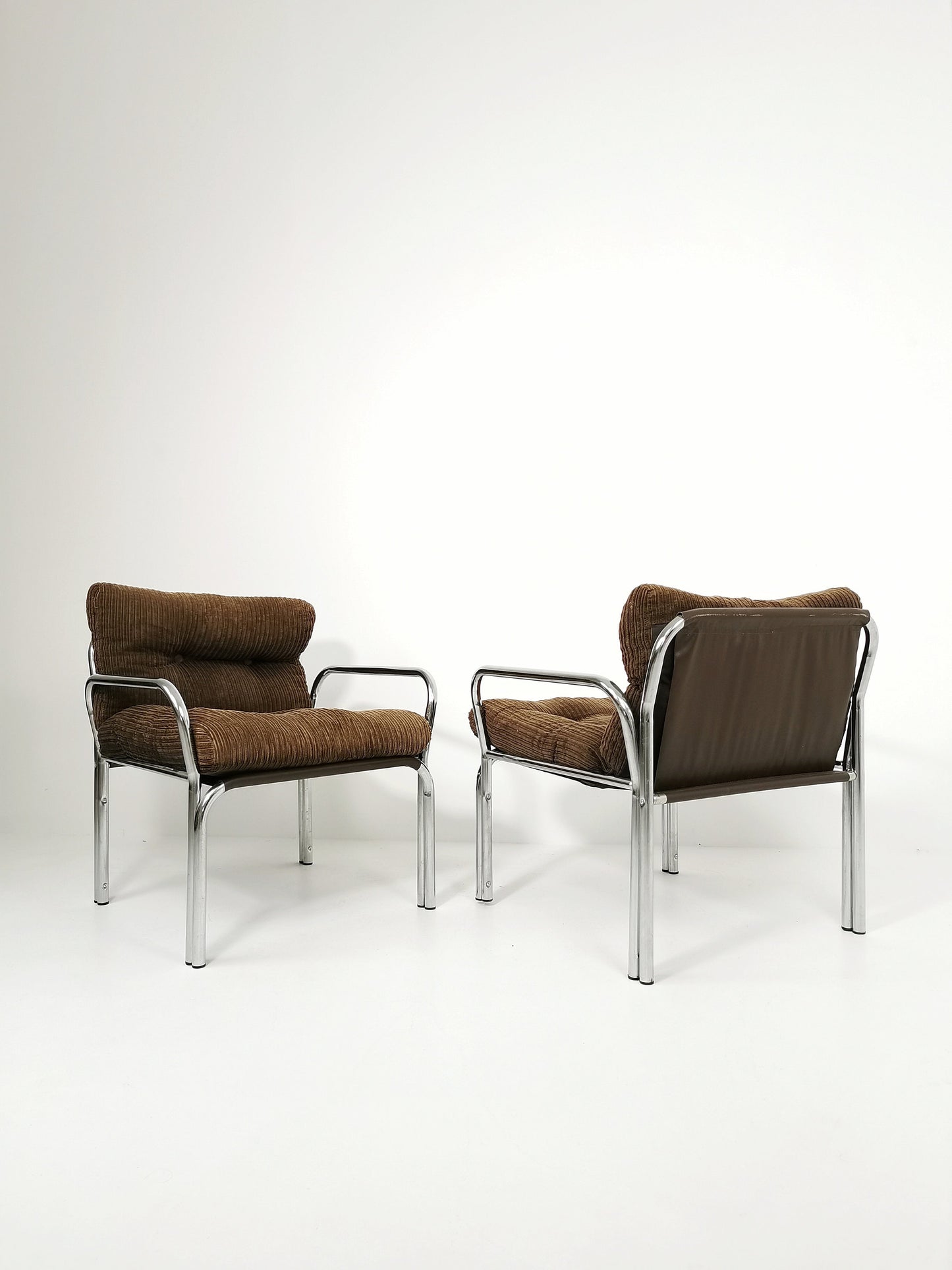 One of tow Bauhaus lounge armchairs in Tublar chrome with velvet upholstery, 1980s