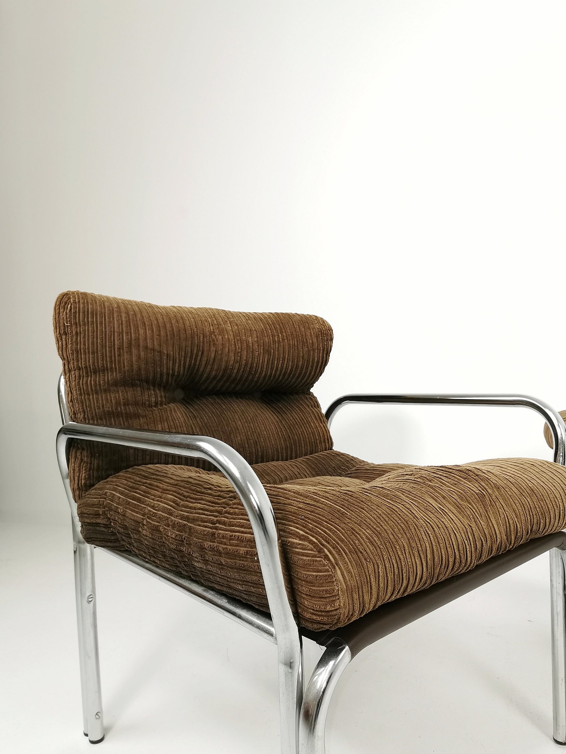 One of tow Bauhaus lounge armchairs in Tublar chrome with velvet upholstery, 1980s