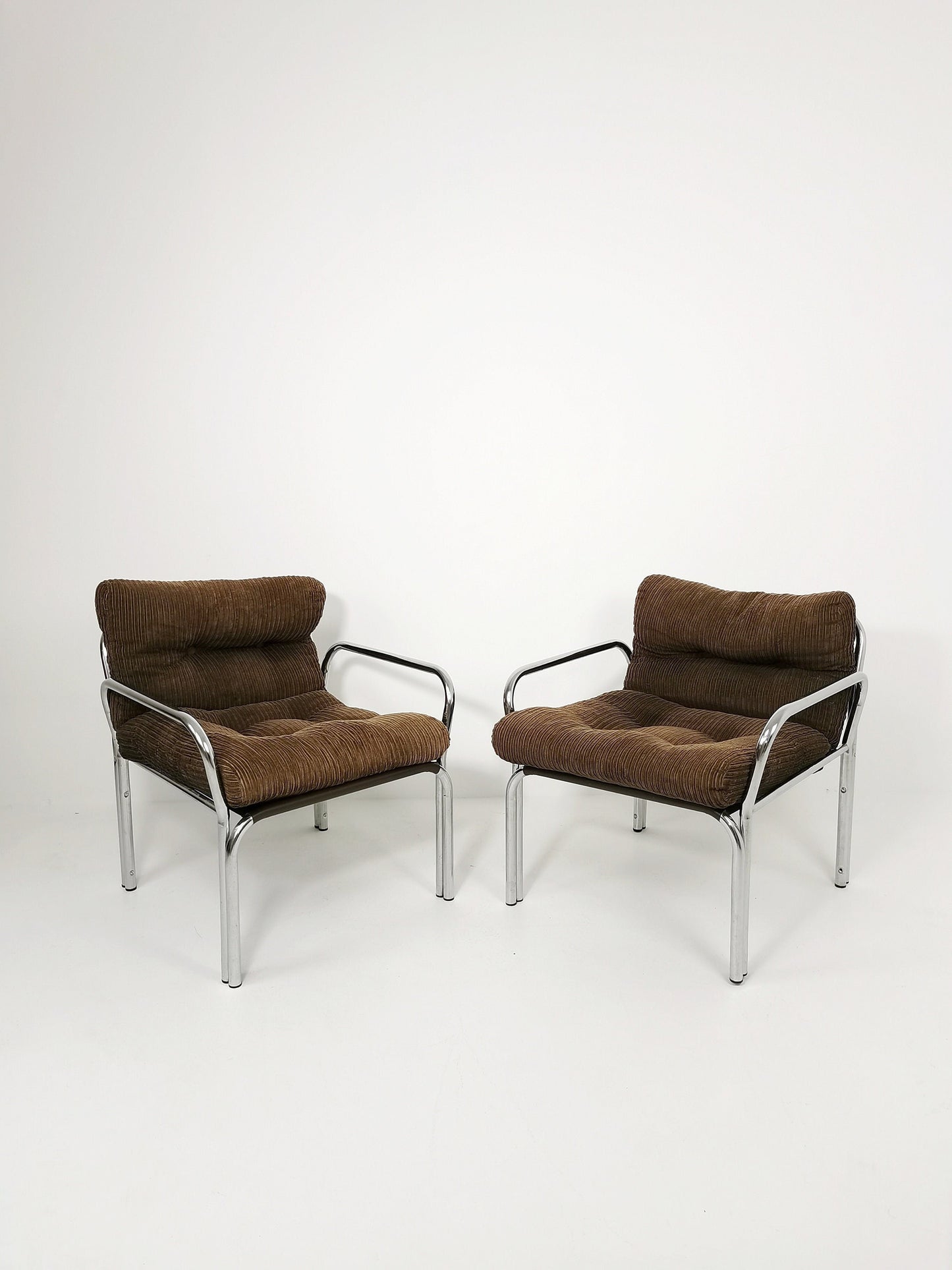 One of tow Bauhaus lounge armchairs in Tublar chrome with velvet upholstery, 1980s