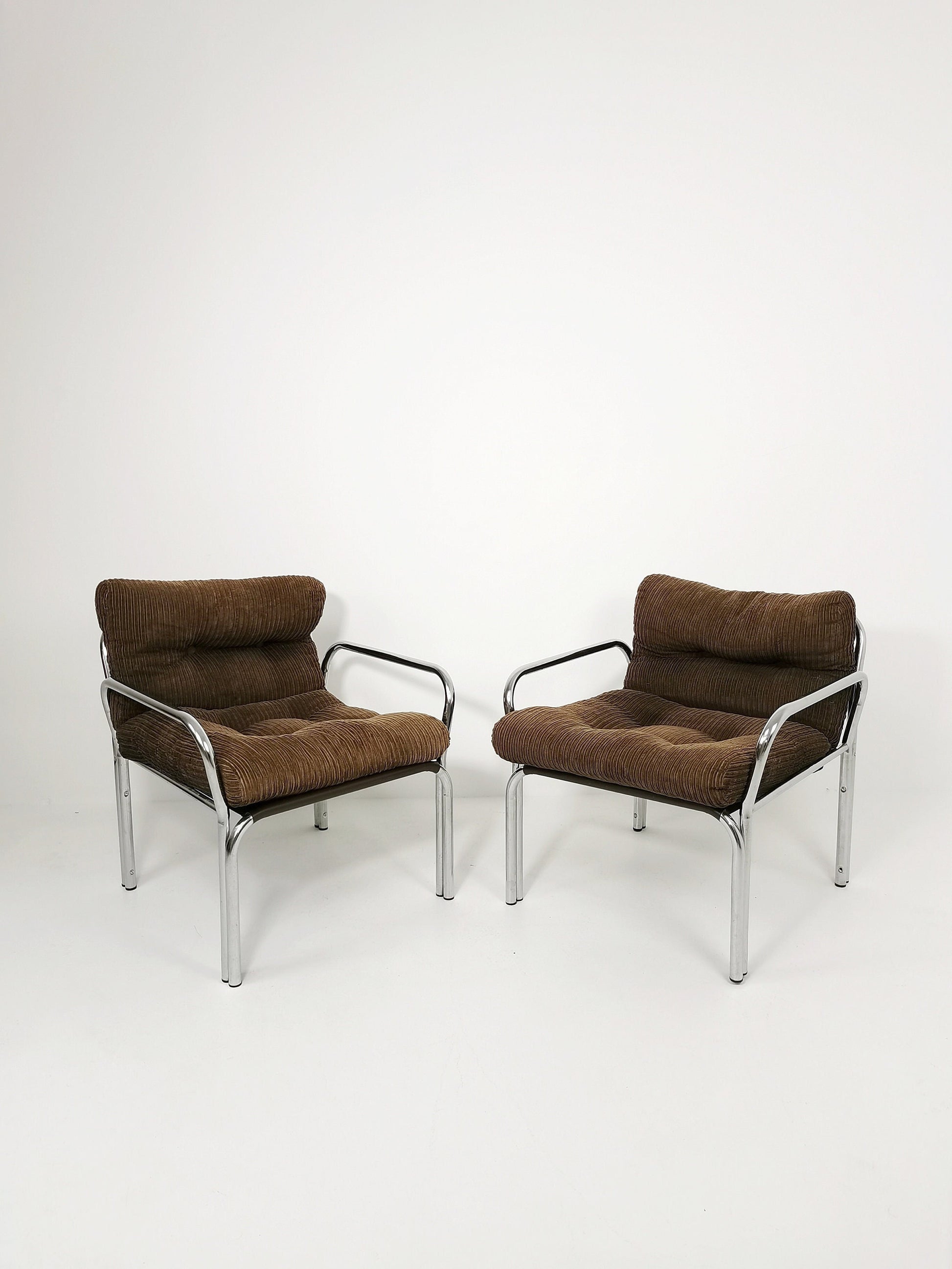 One of tow Bauhaus lounge armchairs in Tublar chrome with velvet upholstery, 1980s