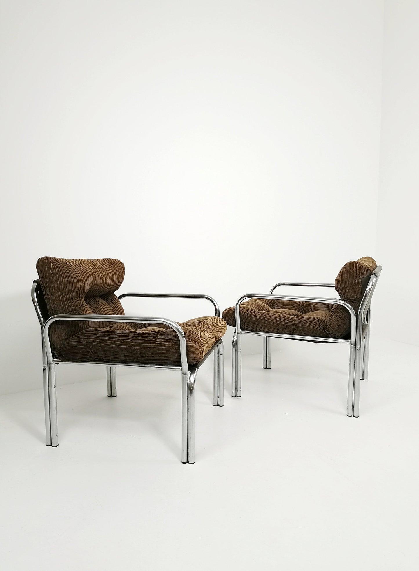 One of tow Bauhaus lounge armchairs in Tublar chrome with velvet upholstery, 1980s