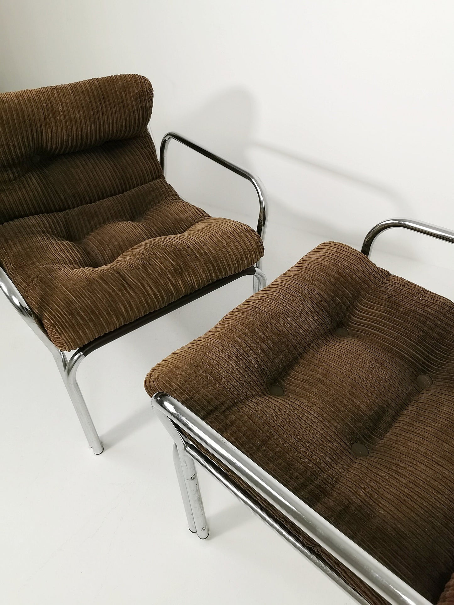 One of tow Bauhaus lounge armchairs in Tublar chrome with velvet upholstery, 1980s