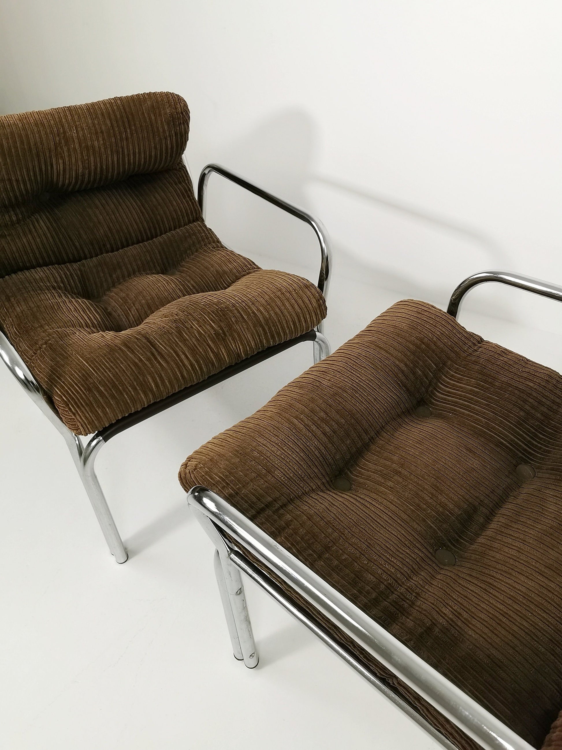 One of tow Bauhaus lounge armchairs in Tublar chrome with velvet upholstery, 1980s