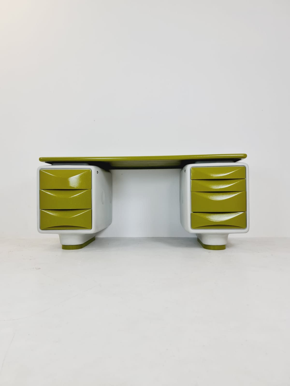 1 of 1 limted Edition Space age Ernest Igl for Wilhelm Werndl Directors Igl-Jet Writing Desk in Fiberglass, 1970s