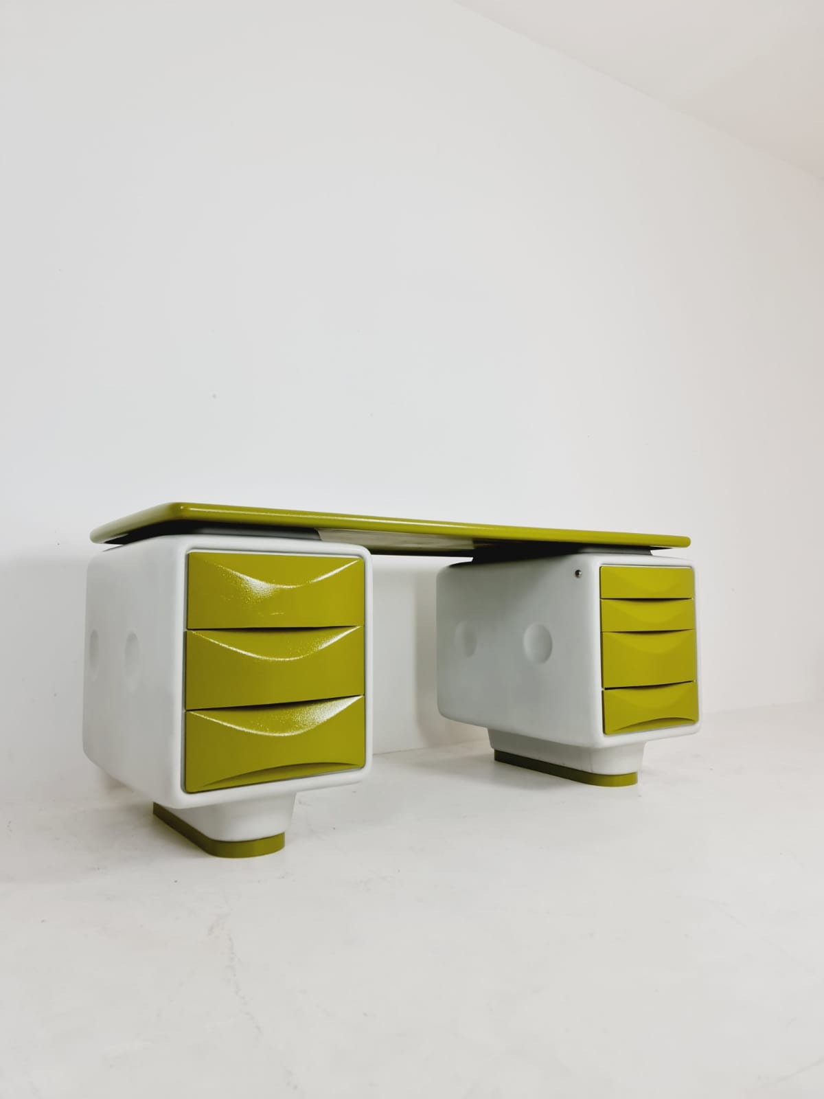 1 of 1 limted Edition Space age Ernest Igl for Wilhelm Werndl Directors Igl-Jet Writing Desk in Fiberglass, 1970s