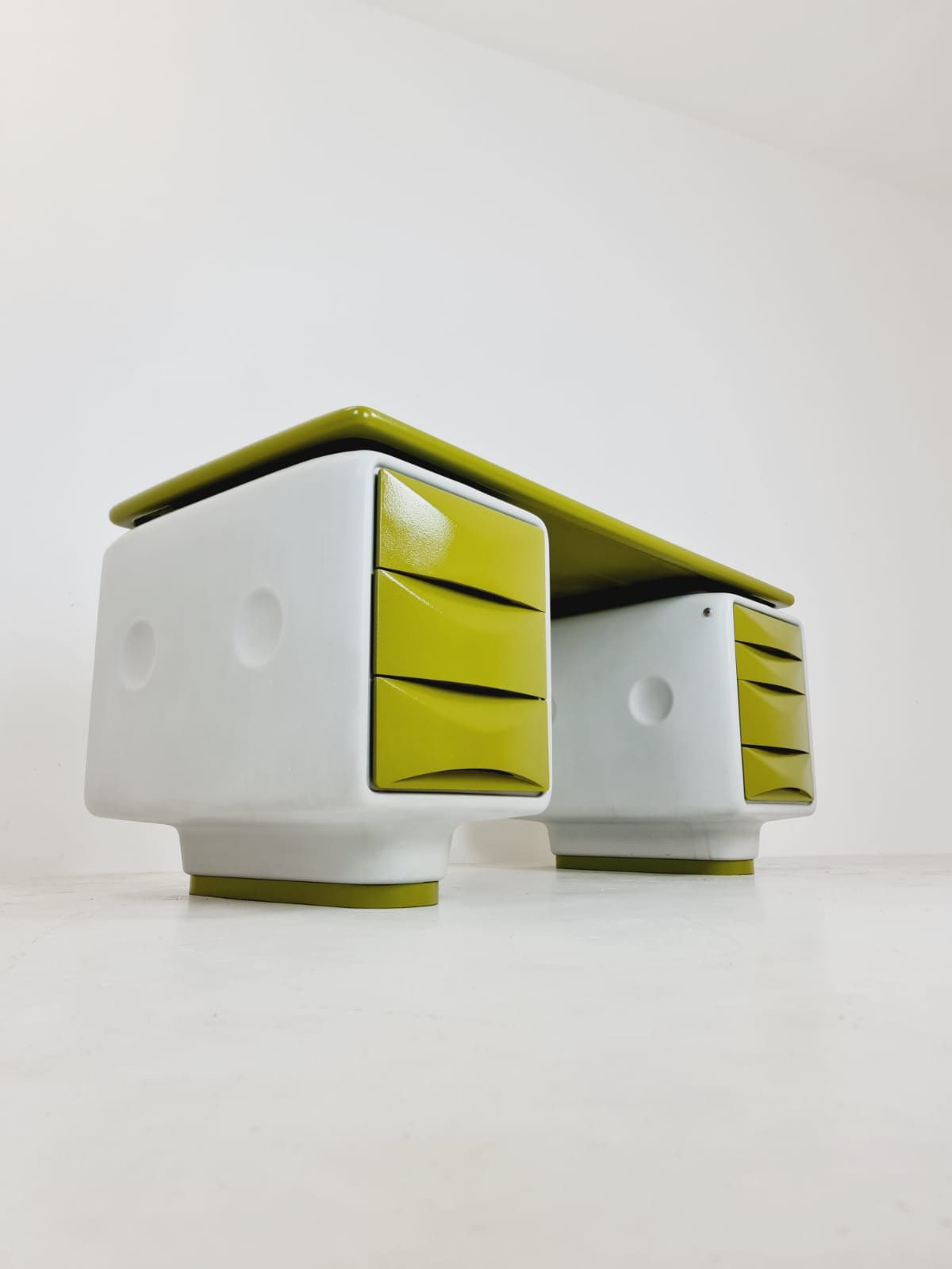 1 of 1 limted Edition Space age Ernest Igl for Wilhelm Werndl Directors Igl-Jet Writing Desk in Fiberglass, 1970s