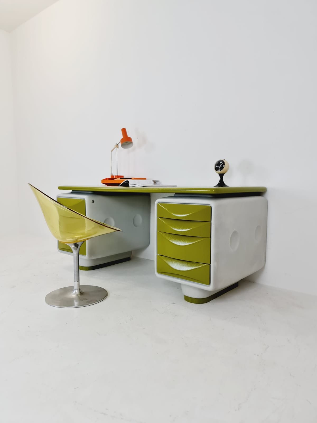 1 of 1 limted Edition Space age Ernest Igl for Wilhelm Werndl Directors Igl-Jet Writing Desk in Fiberglass, 1970s