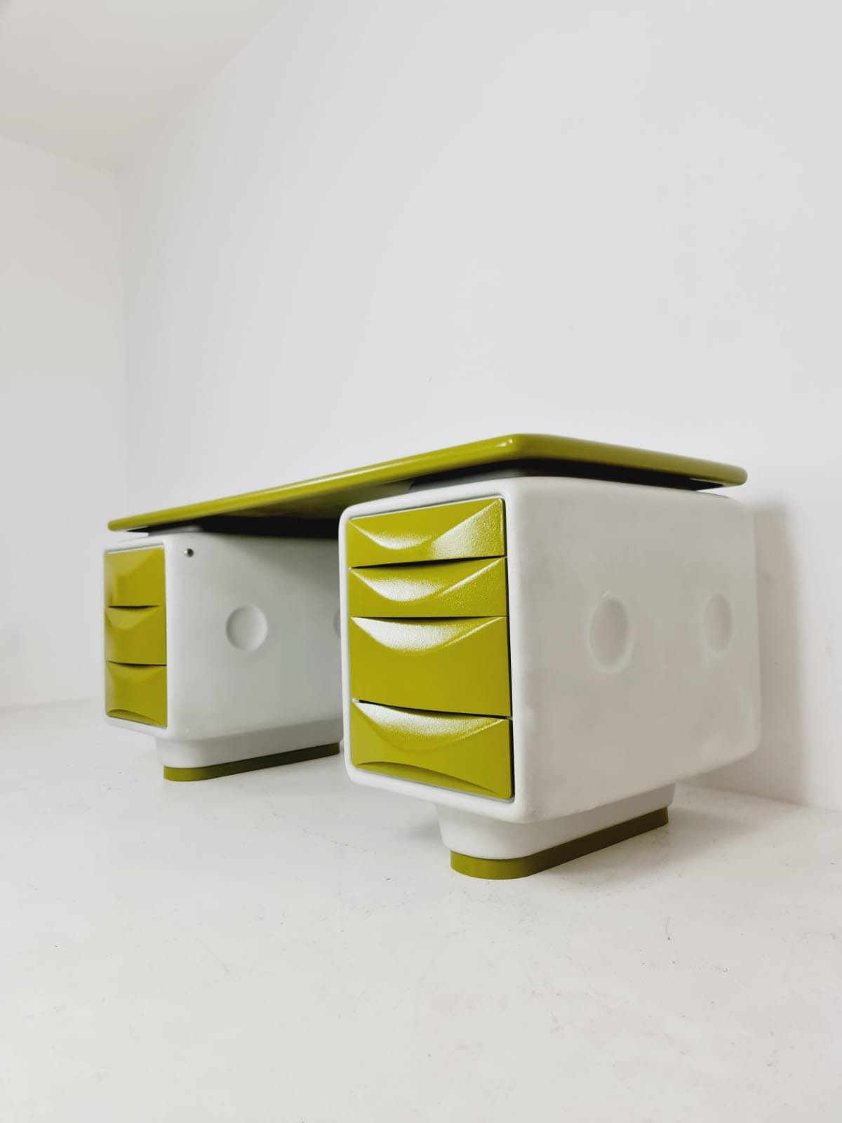 1 of 1 limted Edition Space age Ernest Igl for Wilhelm Werndl Directors Igl-Jet Writing Desk in Fiberglass, 1970s
