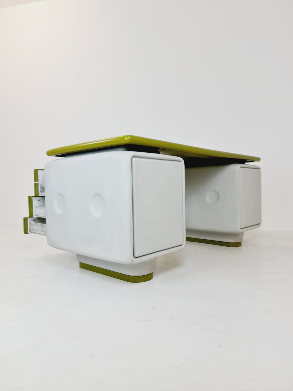 1 of 1 limted Edition Space age Ernest Igl for Wilhelm Werndl Directors Igl-Jet Writing Desk in Fiberglass, 1970s