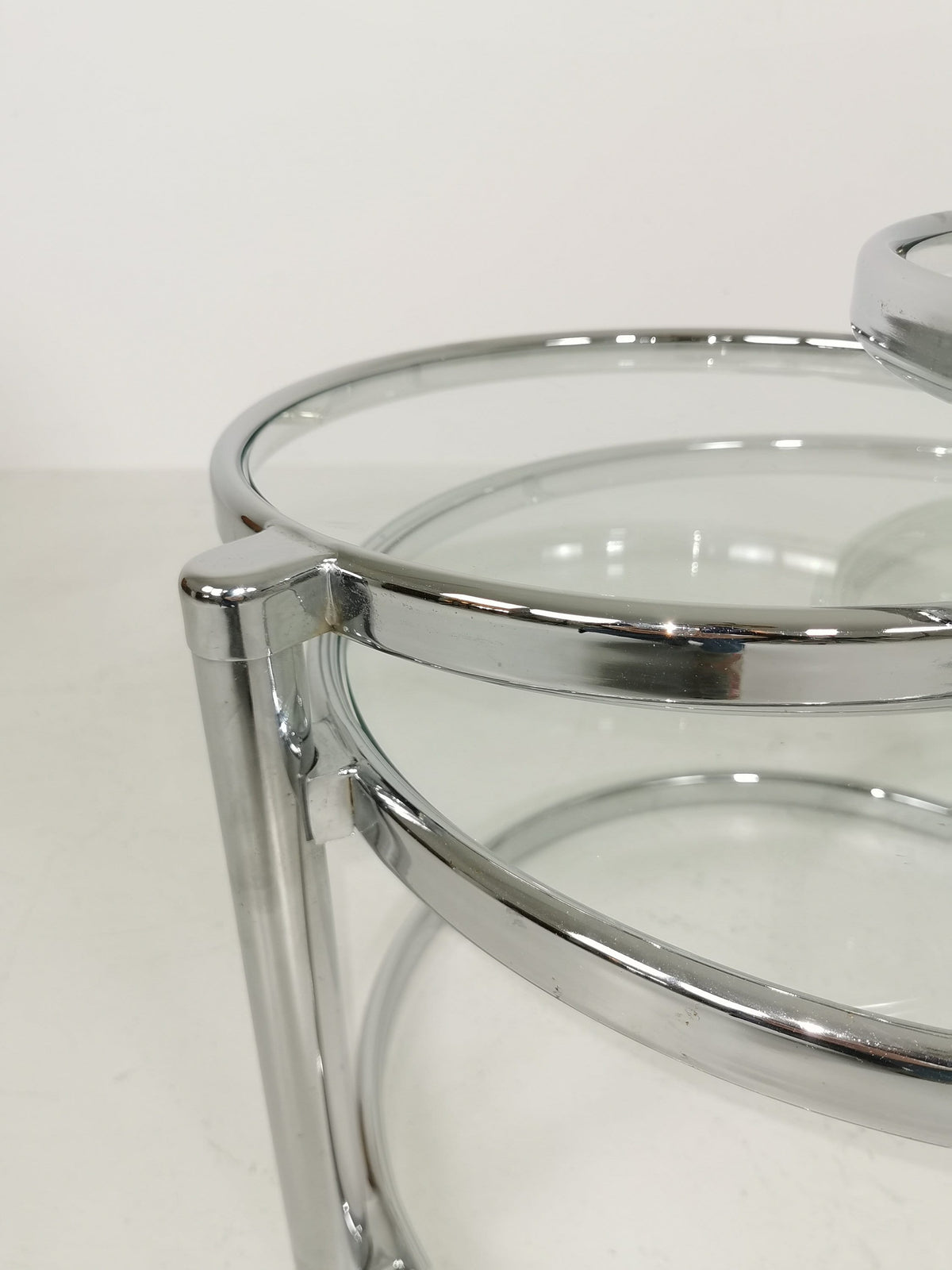 Bauhaus Mid-century swivel coffee table in the design of Milo Baughman