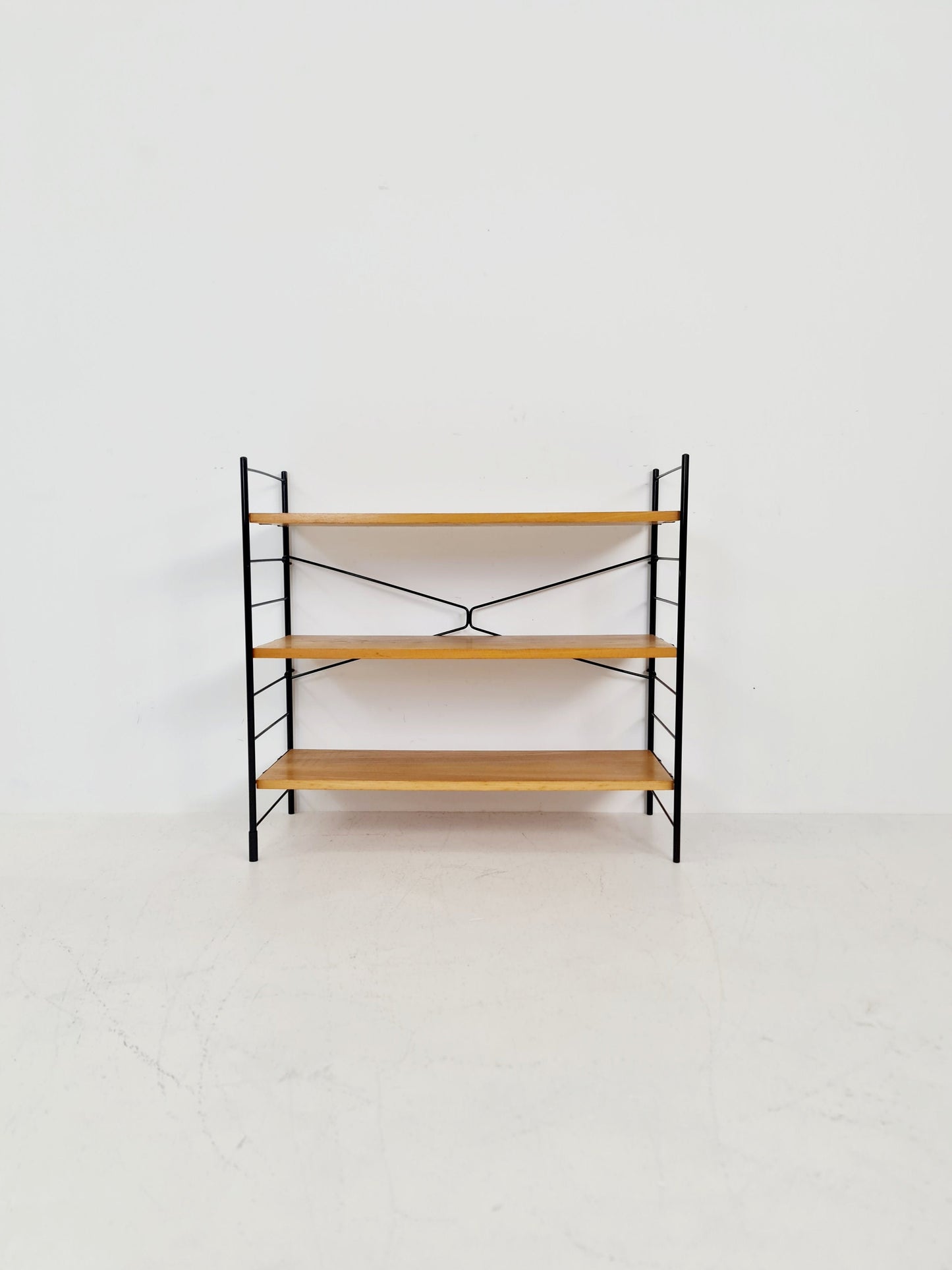 Freestanding string shelf in Red oak from the 50s by WHB Germnay