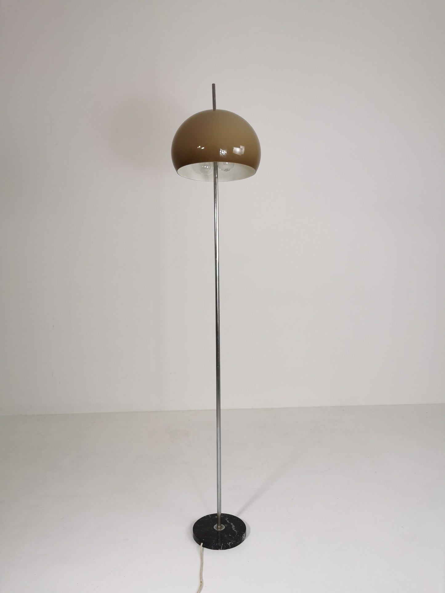 spaceage Iconic floor lamp from the 1960s designed by Gepo in chrome and creamy sand. Italy 1960s
