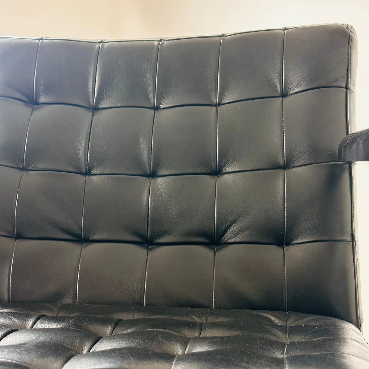 Set of tow Bauhaus black leather loung chairs 1980s