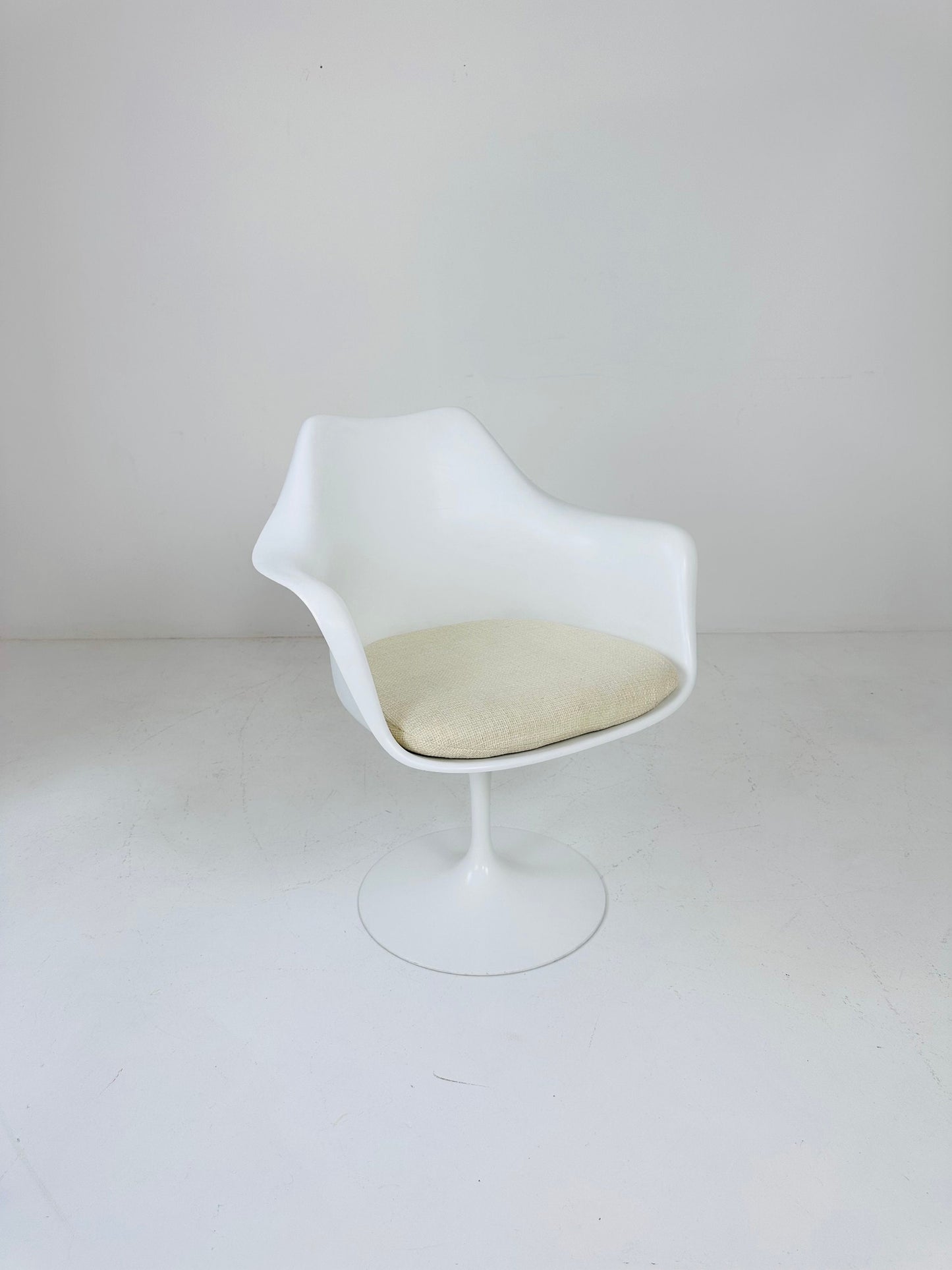 Classic Tulip dining chairs designed by Eero Saarinen for Knoll International 1970s