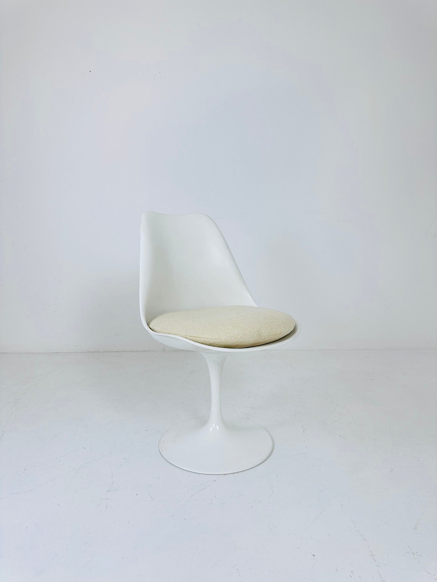 Classic Tulip dining chairs designed by Eero Saarinen for Knoll International 1970s