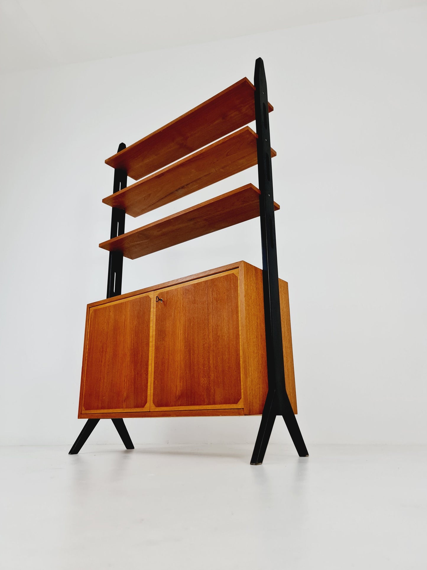 Danish freestanding Midcentury vintage bookshelf system / bookcase teak by Bengt Ruda Model ”Roxen”, 1960s