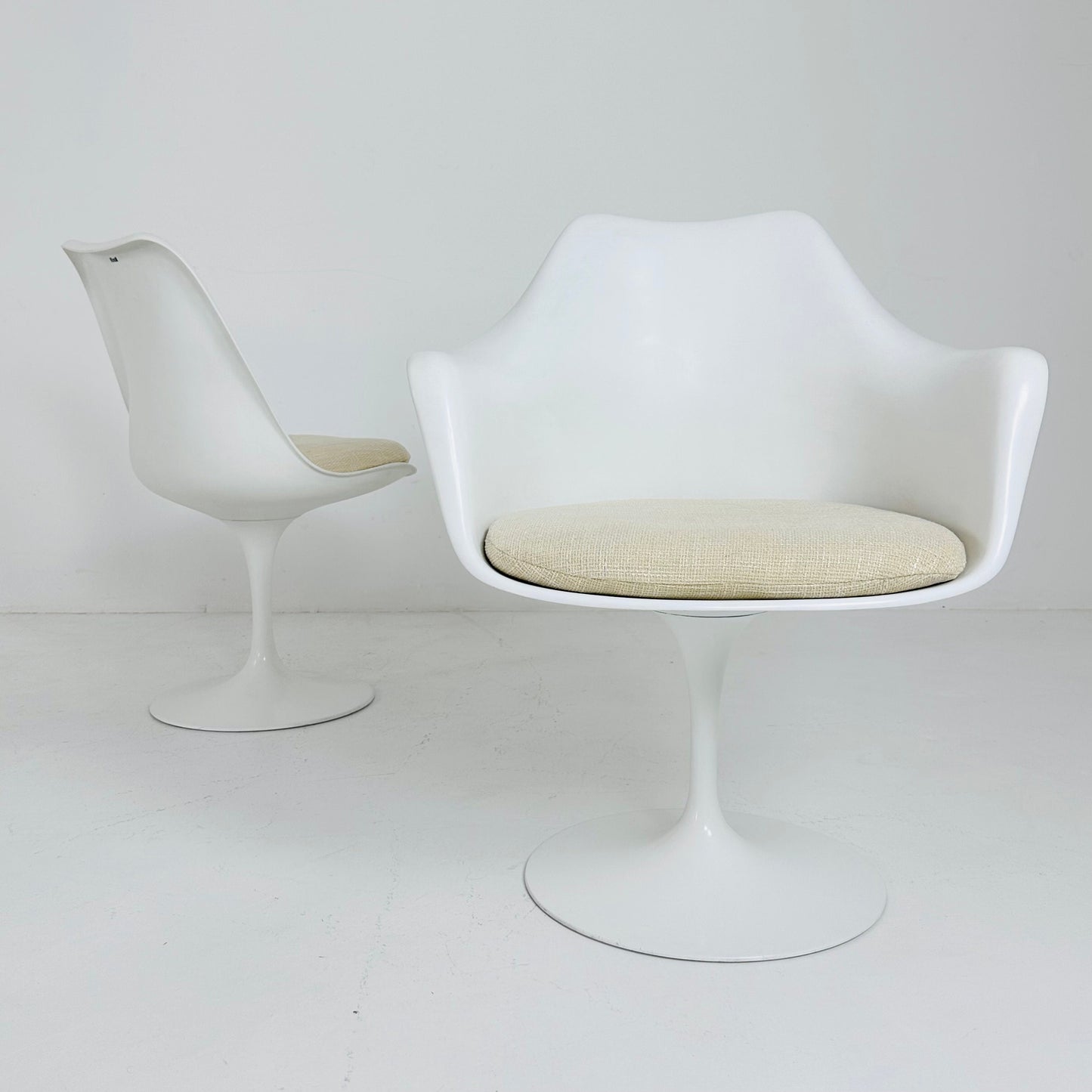 Classic Tulip dining chairs designed by Eero Saarinen for Knoll International 1970s