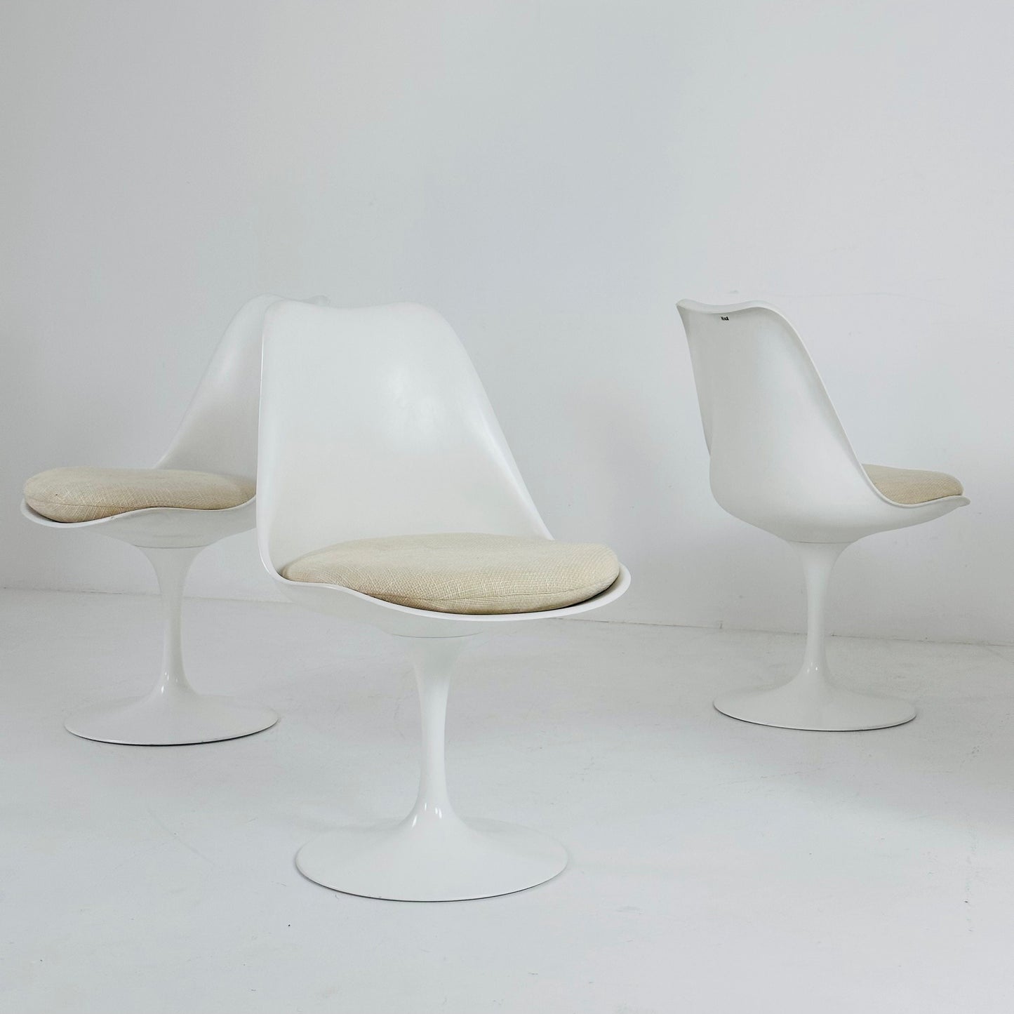 Classic Tulip dining chairs designed by Eero Saarinen for Knoll International 1970s
