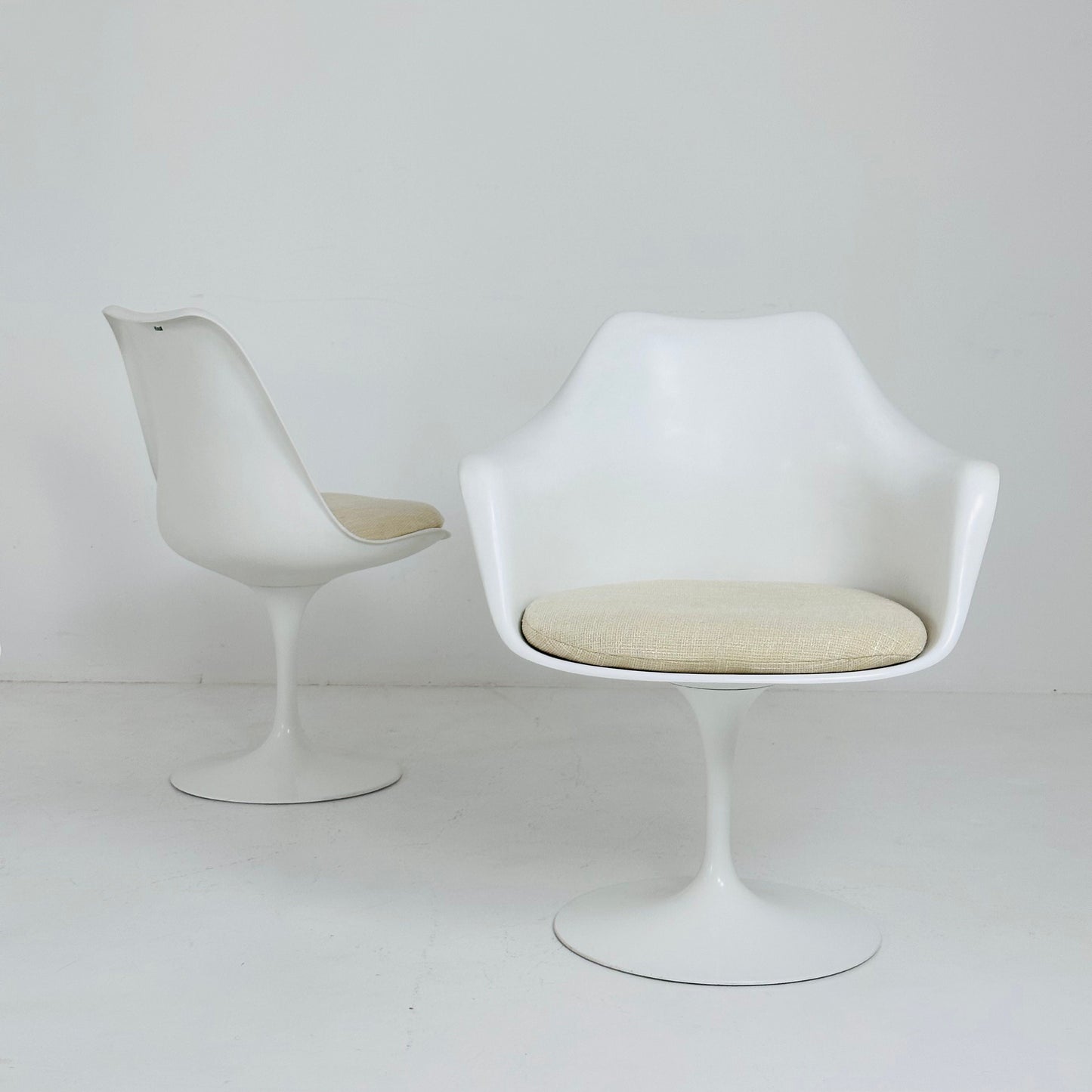 Classic Tulip dining chairs designed by Eero Saarinen for Knoll International 1970s