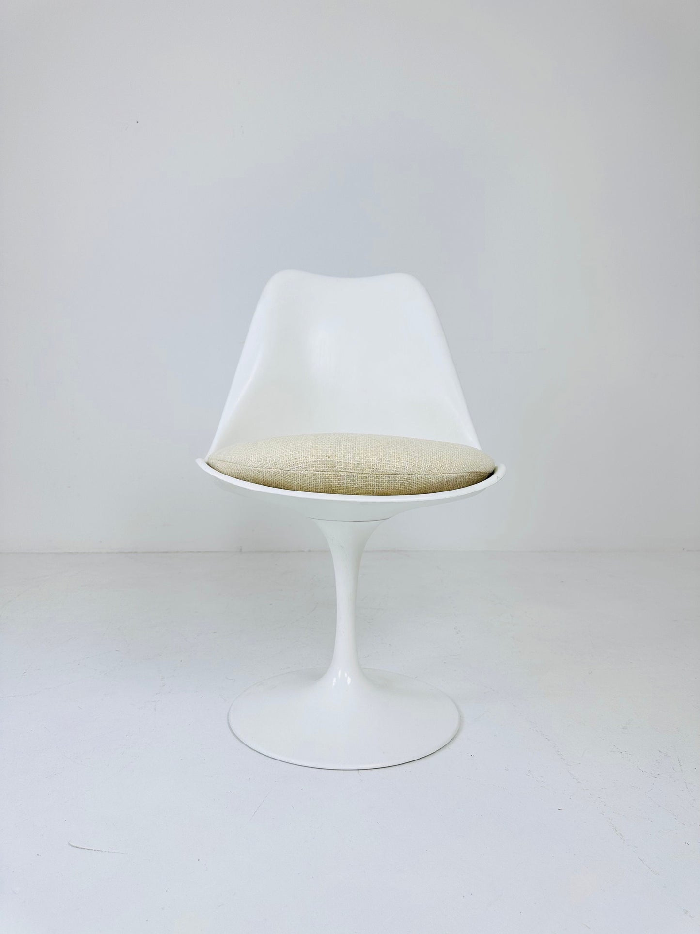 Classic Tulip dining chairs designed by Eero Saarinen for Knoll International 1970s