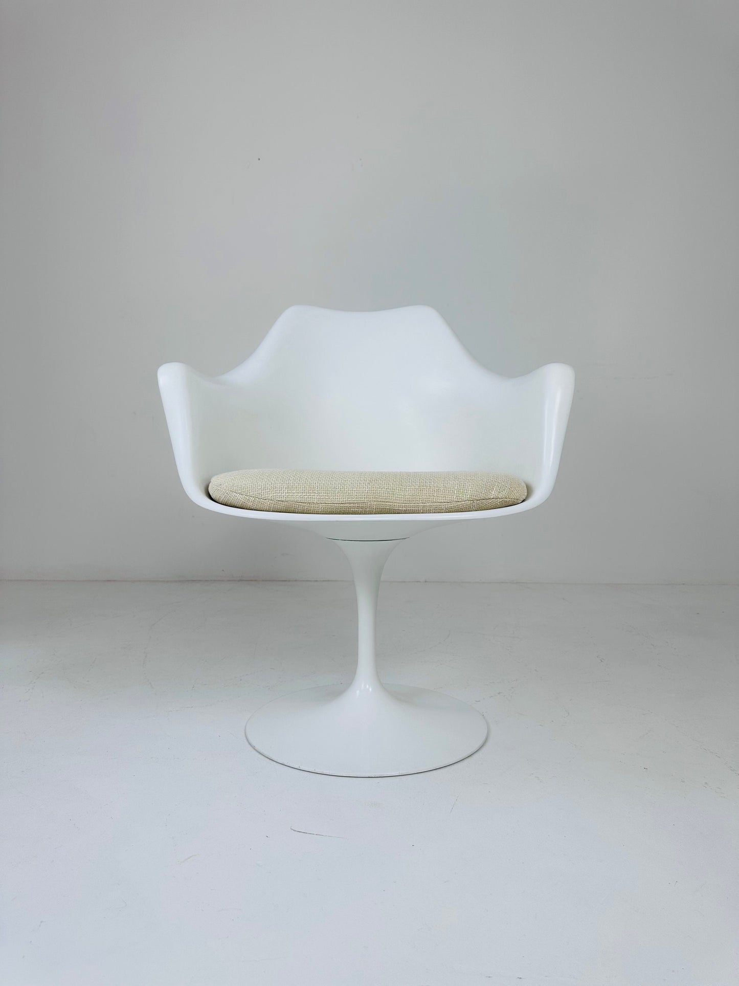 Classic Tulip dining chairs designed by Eero Saarinen for Knoll International 1970s