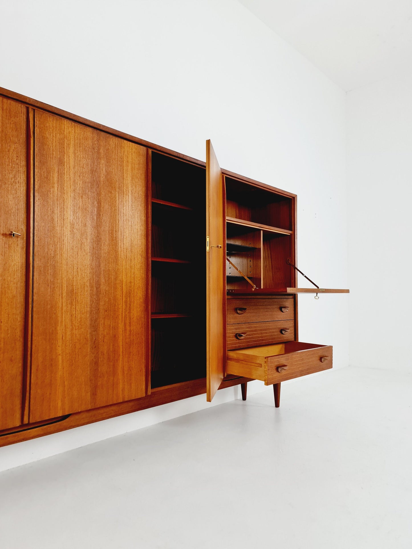 Grandeur Mid-Century German vintage highboard, Sideboard by Ernst Dieter Hilker for Omnia 1960s