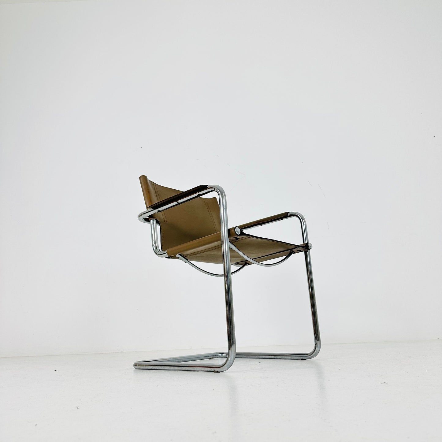 Matteo Grassi visitor leather chair in Cappuccino cream leather 1970s Italy