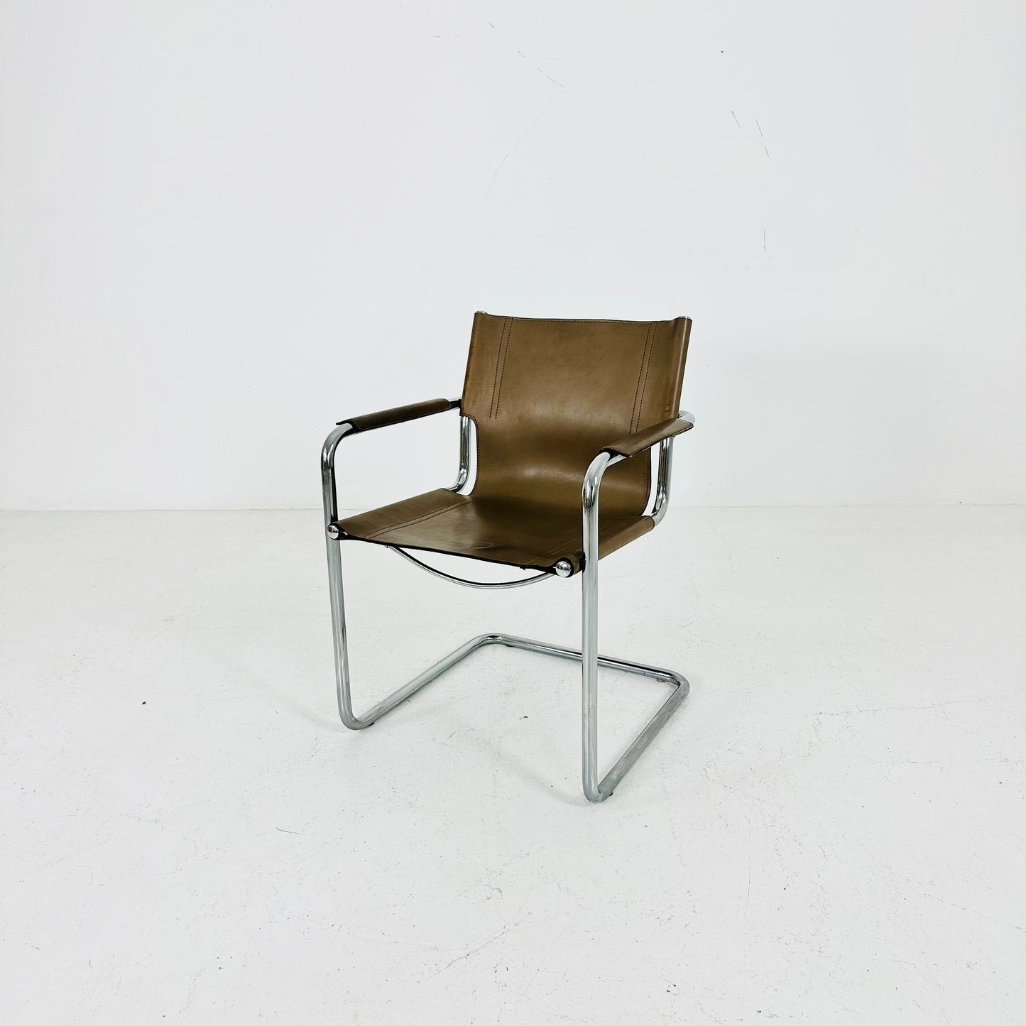 Matteo Grassi visitor leather chair in Cappuccino cream leather 1970s Italy