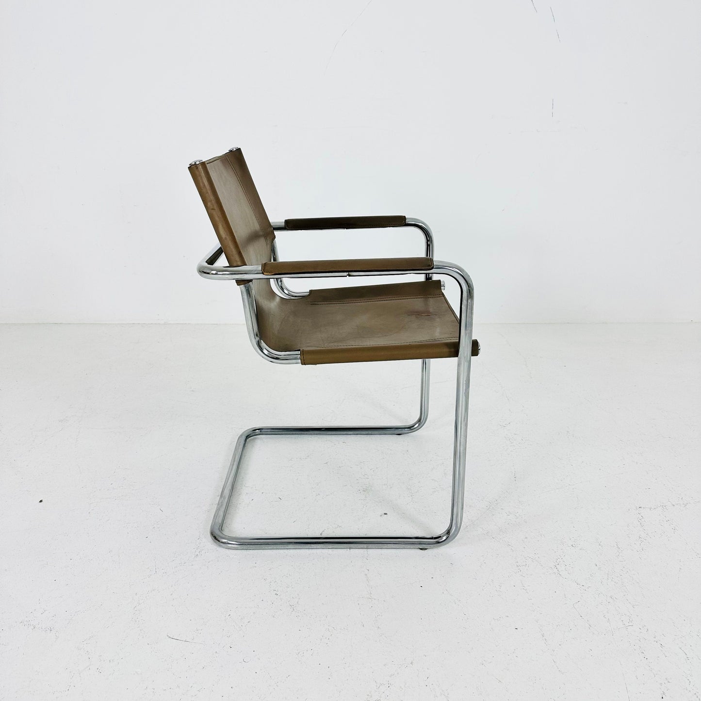 Matteo Grassi visitor leather chair in Cappuccino cream leather 1970s Italy