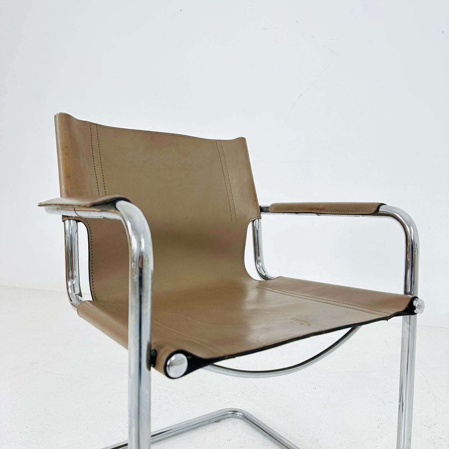 Matteo Grassi visitor leather chair in Cappuccino cream leather 1970s Italy