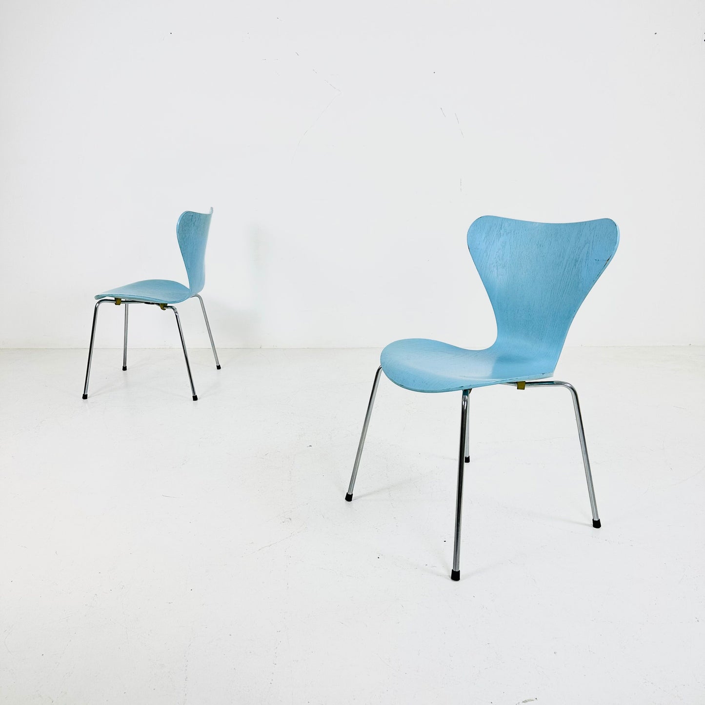 Set of 2 Baby Blue 3107 butterfly chais by Arne Jacobsen for Fritz Hansen, Denmark 1990s