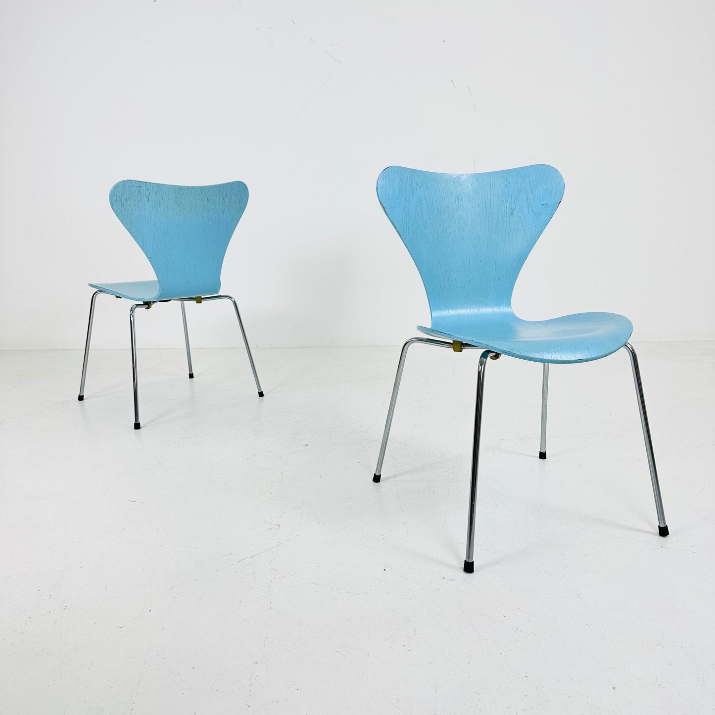 Set of 2 Baby Blue 3107 butterfly chais by Arne Jacobsen for Fritz Hansen, Denmark 1990s