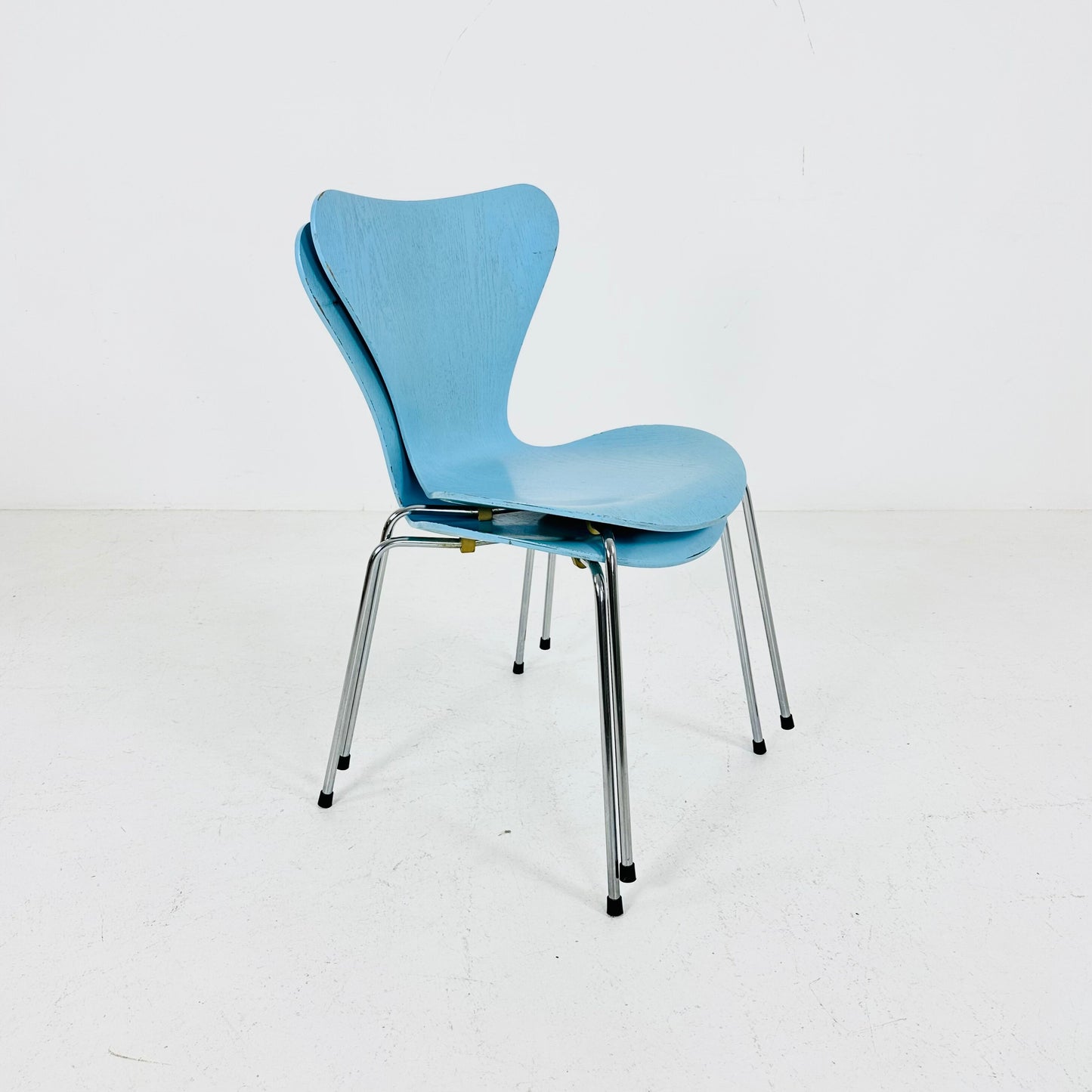 Set of 2 Baby Blue 3107 butterfly chais by Arne Jacobsen for Fritz Hansen, Denmark 1990s