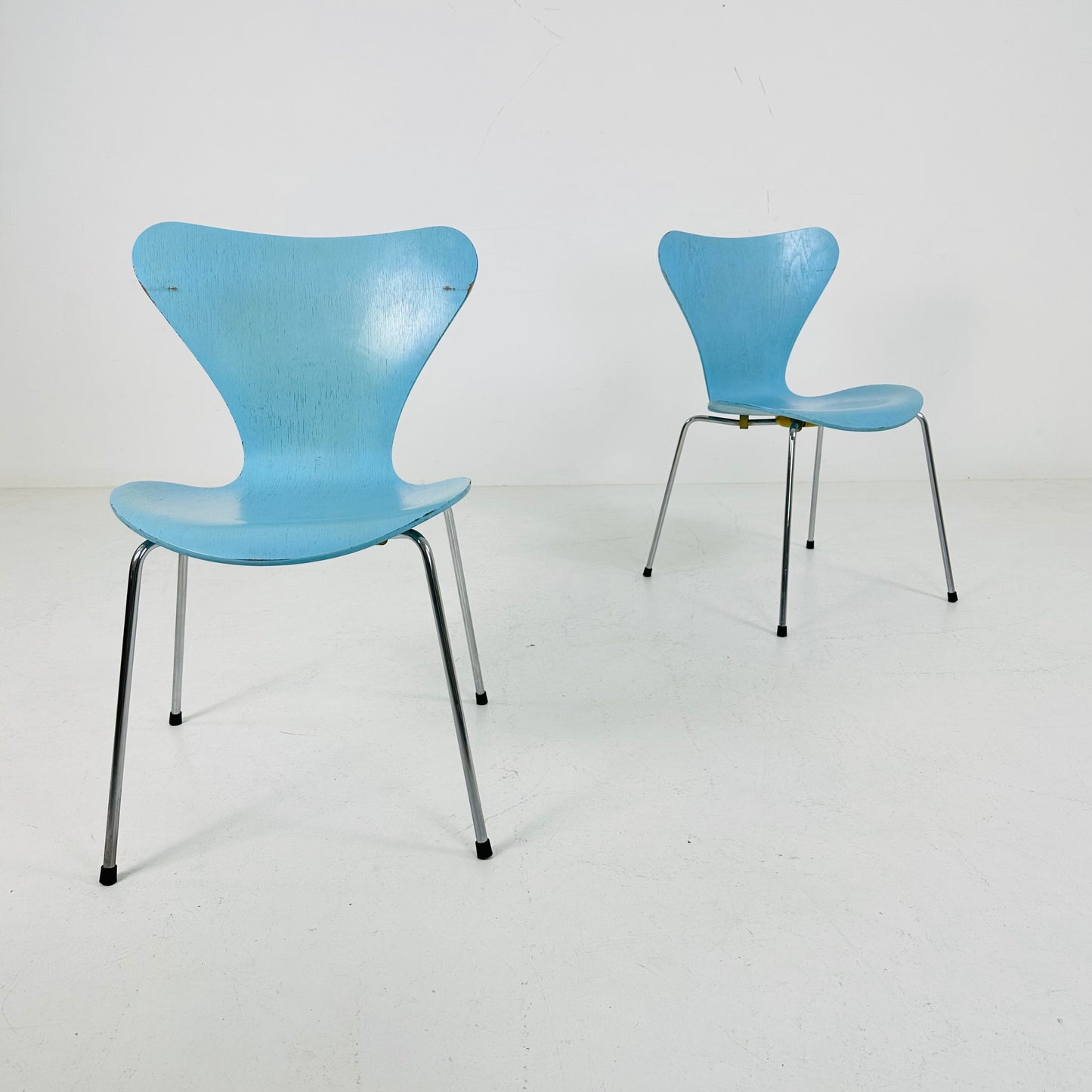 Set of 2 Baby Blue 3107 butterfly chais by Arne Jacobsen for Fritz Hansen, Denmark 1990s