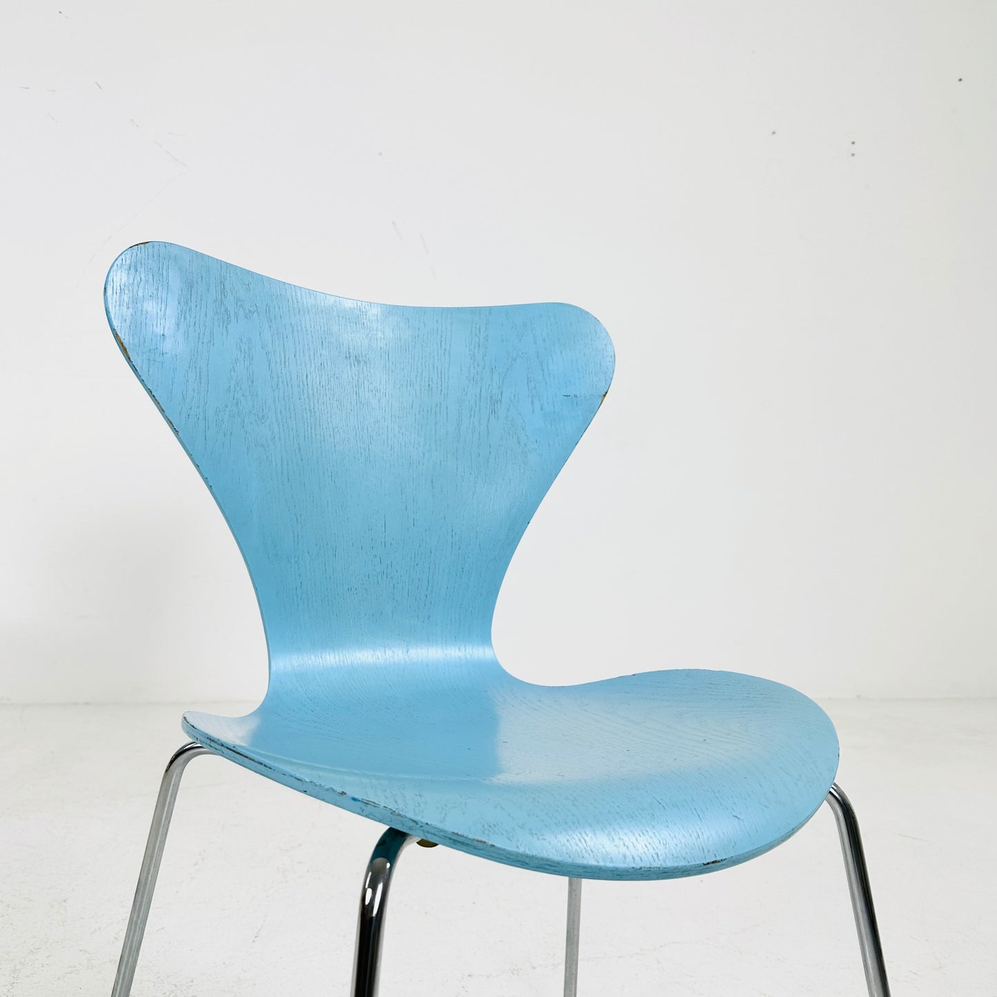 Set of 2 Baby Blue 3107 butterfly chais by Arne Jacobsen for Fritz Hansen, Denmark 1990s