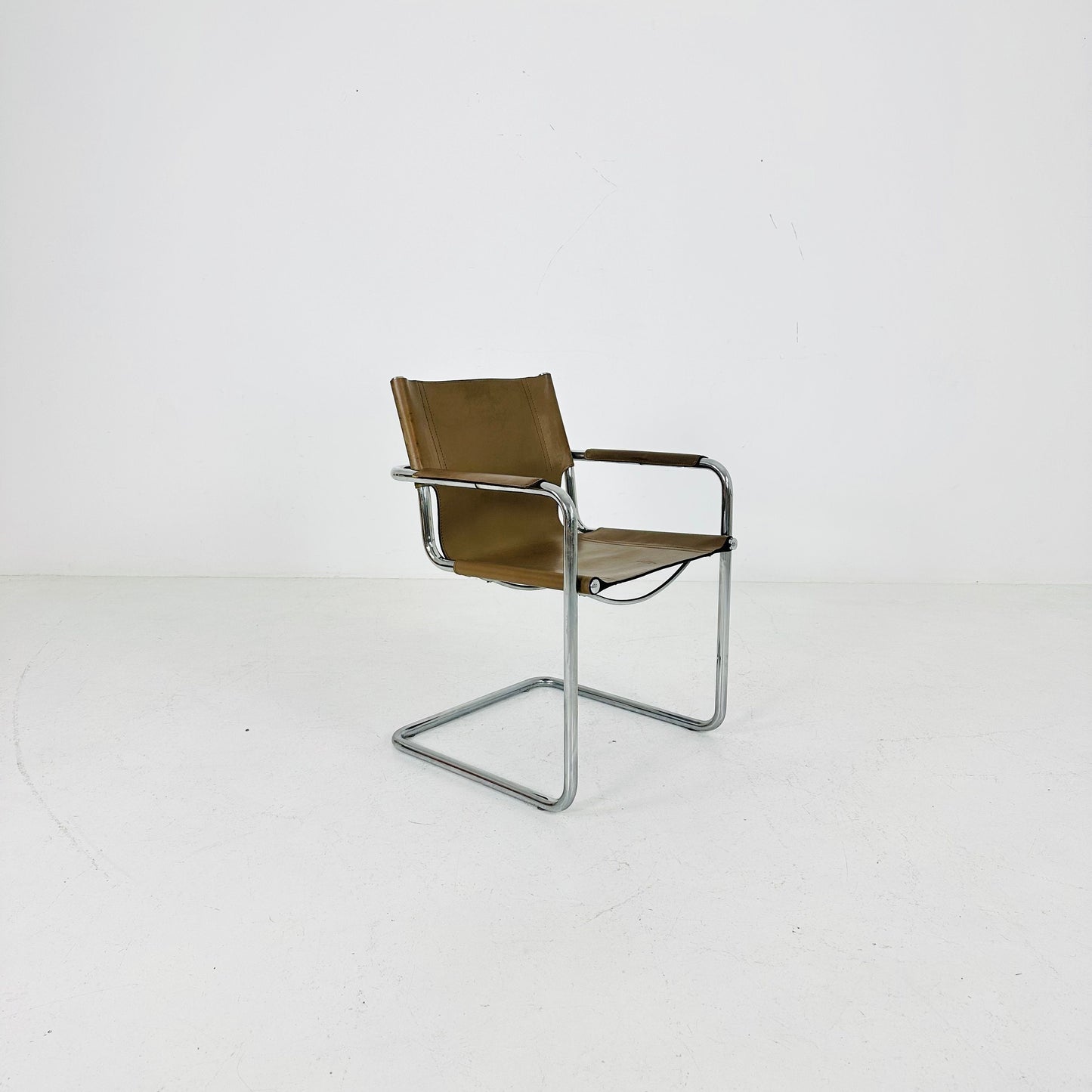 Matteo Grassi visitor leather chair in Cappuccino cream leather 1970s Italy