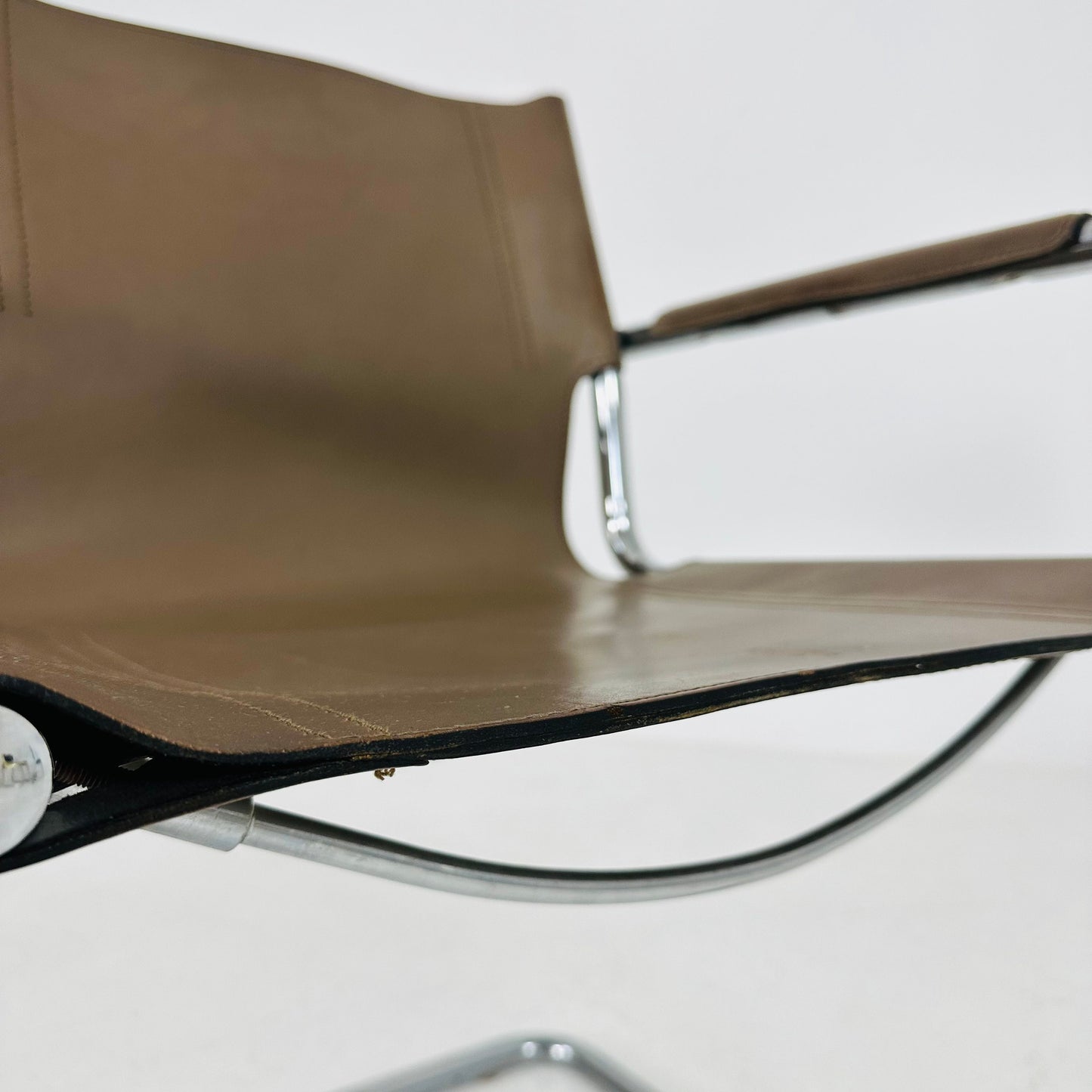 Matteo Grassi visitor leather chair in Cappuccino cream leather 1970s Italy