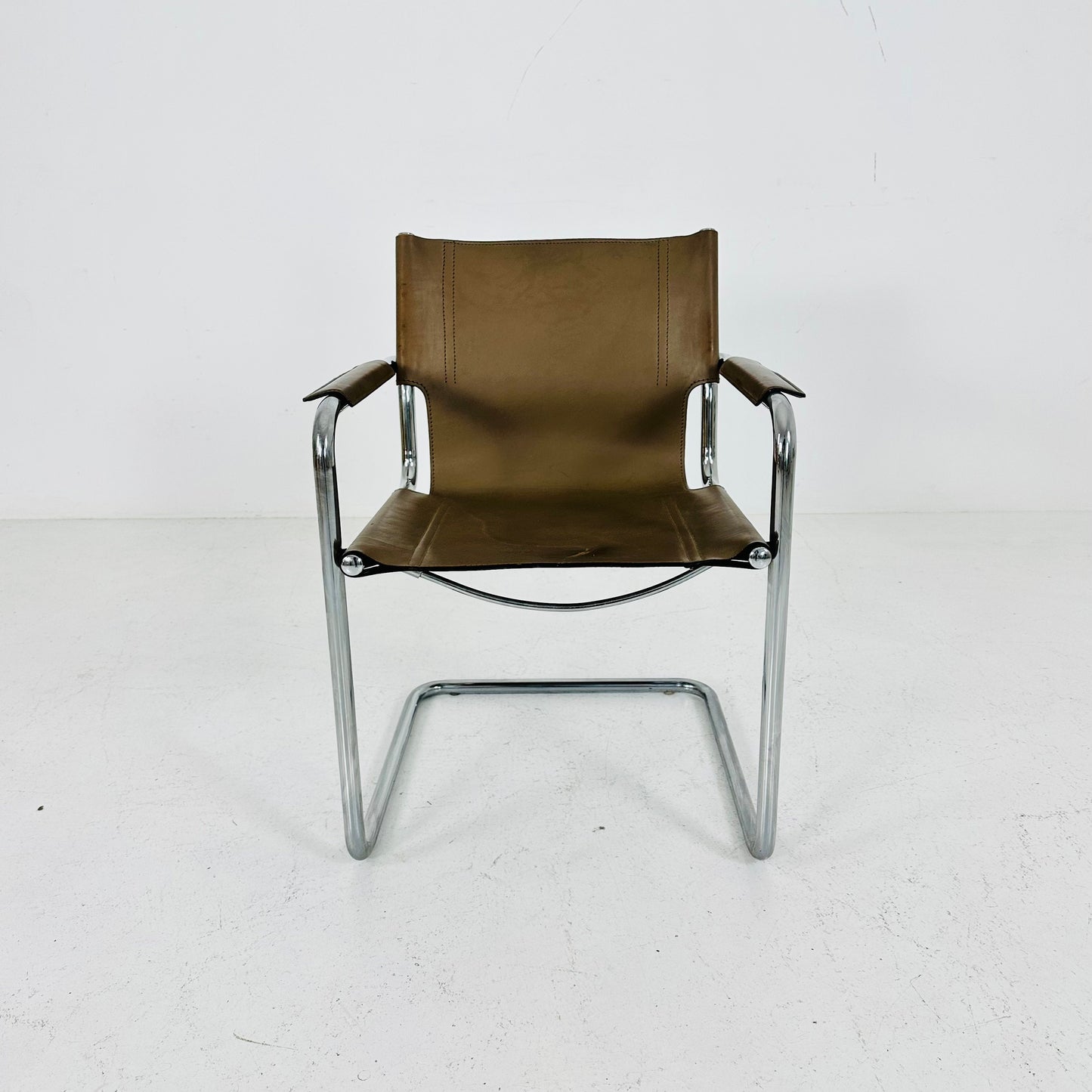 Matteo Grassi visitor leather chair in Cappuccino cream leather 1970s Italy