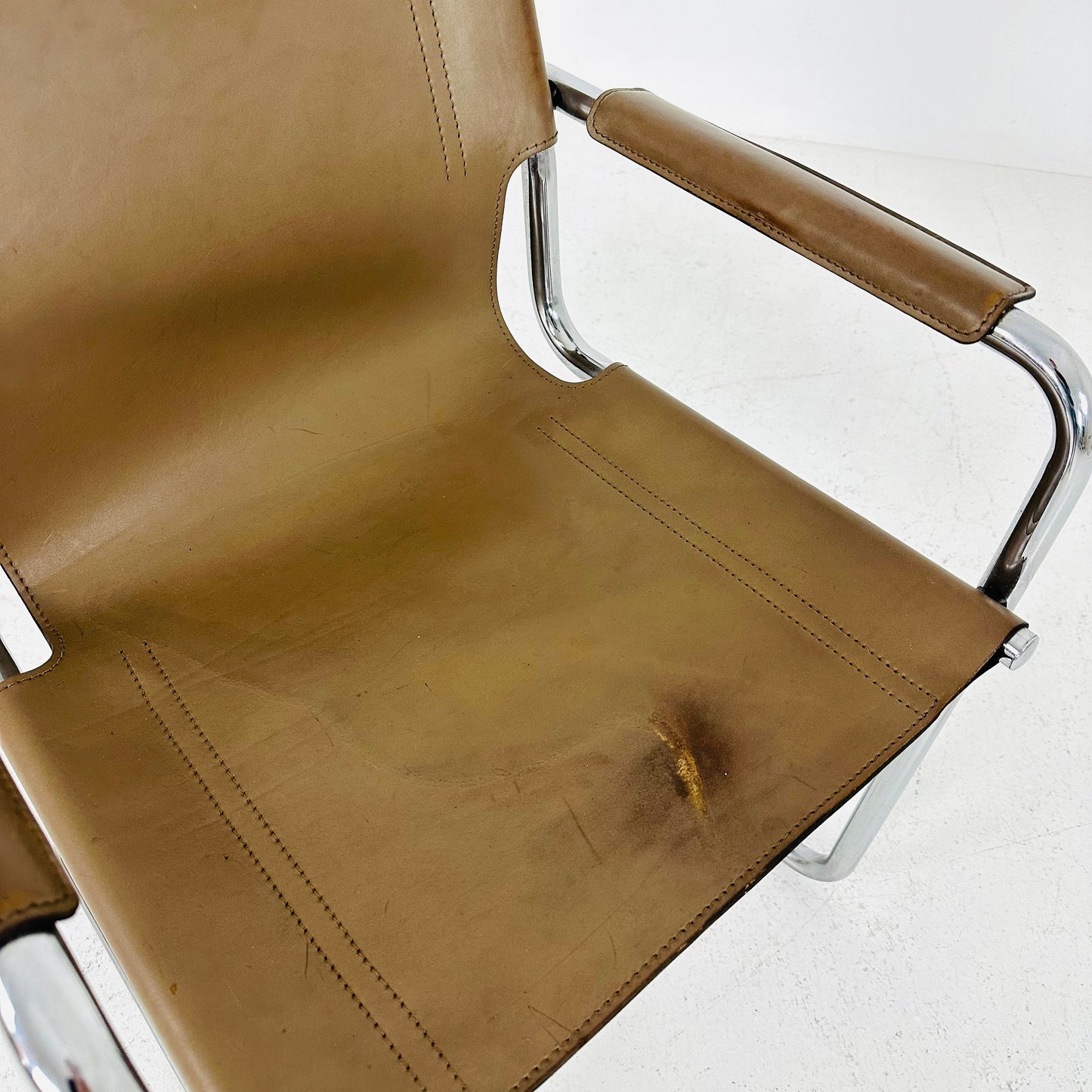 Matteo Grassi visitor leather chair in Cappuccino cream leather 1970s Italy