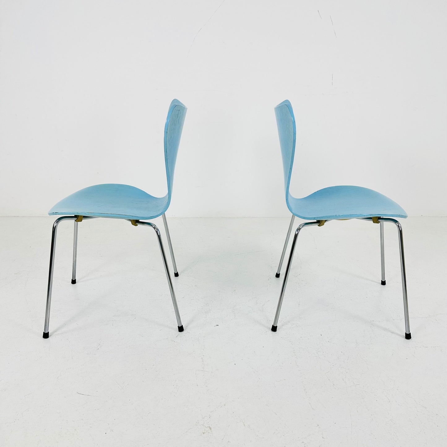 Set of 2 Baby Blue 3107 butterfly chais by Arne Jacobsen for Fritz Hansen, Denmark 1990s