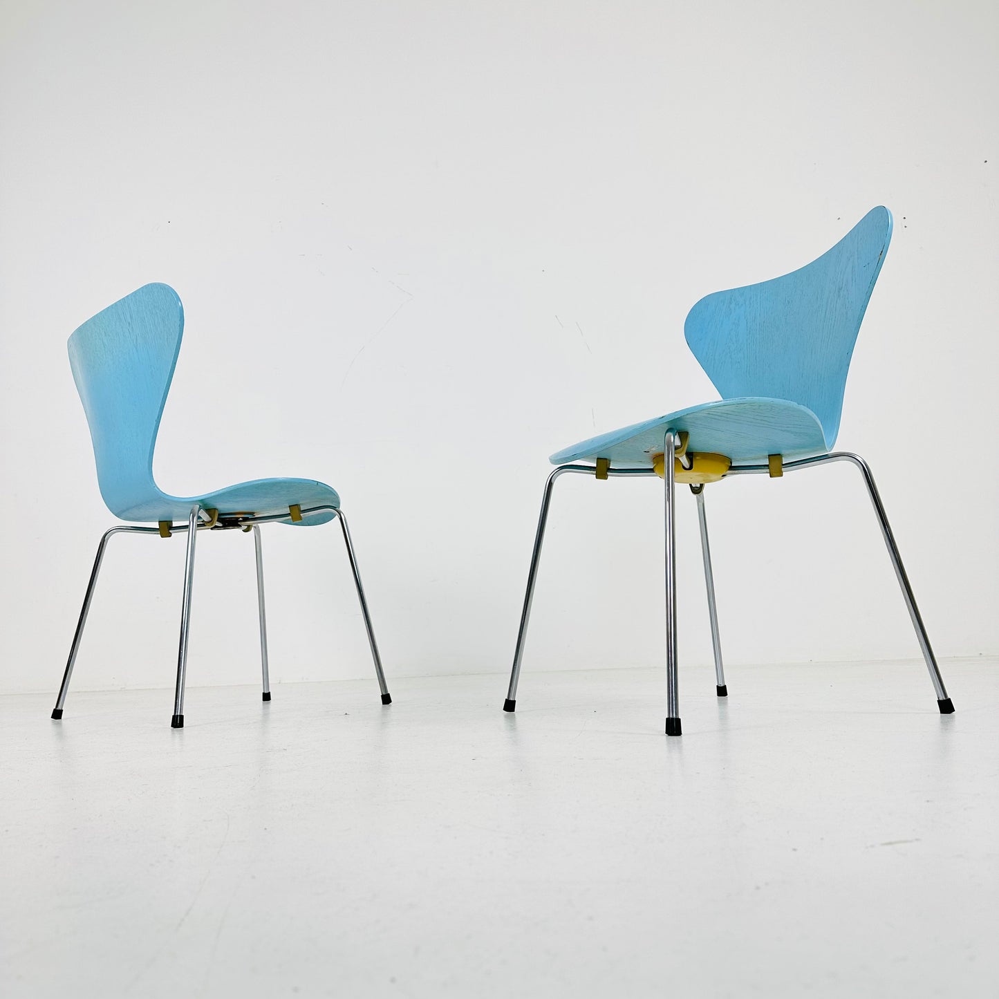 Set of 2 Baby Blue 3107 butterfly chais by Arne Jacobsen for Fritz Hansen, Denmark 1990s
