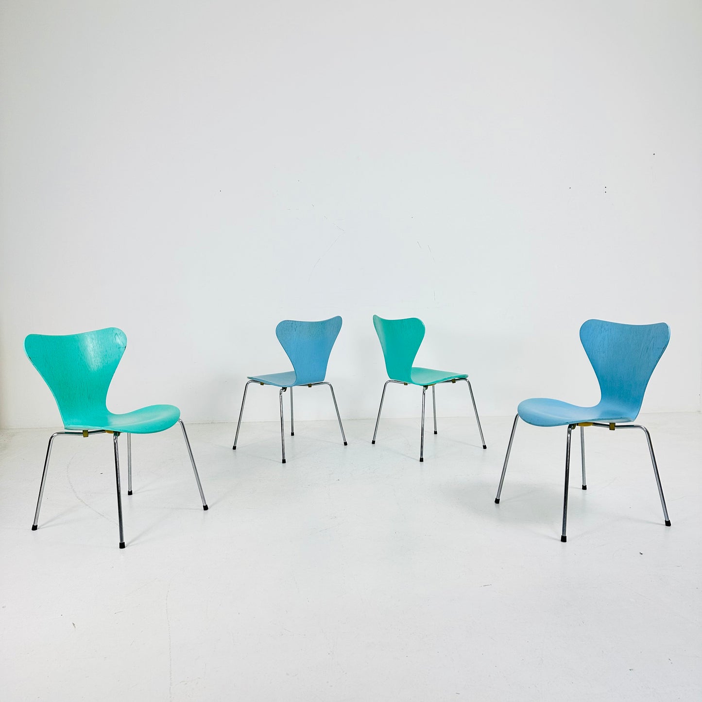 Set of 2 Baby Blue 3107 butterfly chais by Arne Jacobsen for Fritz Hansen, Denmark 1990s