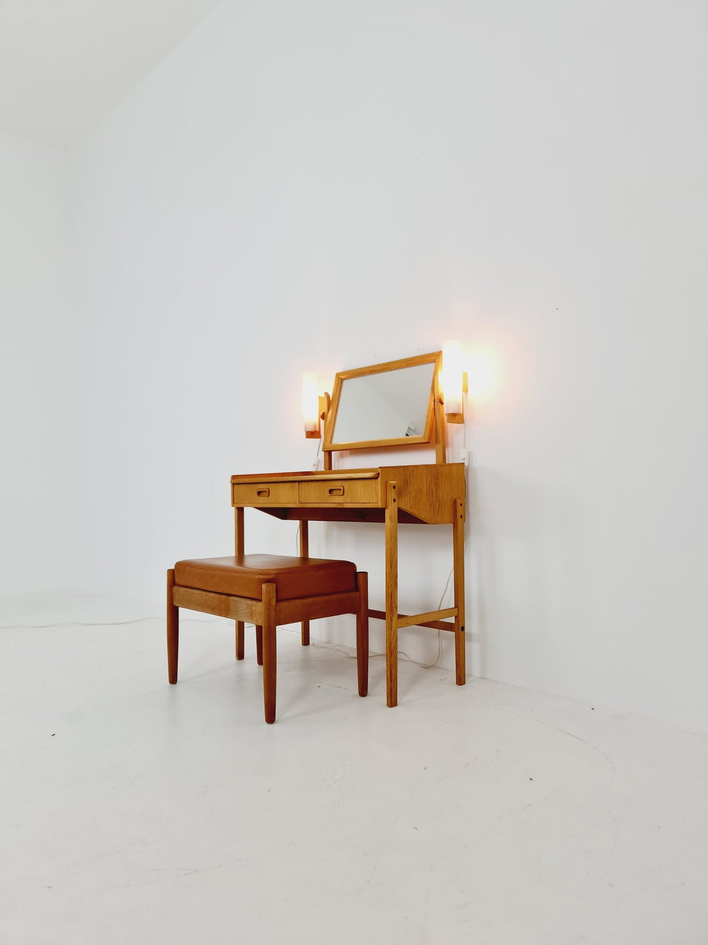 Mid Century Modern Danish Oak vanity table/ make up with mirror and 2 solid oak Luxus wall lamps, 1960s