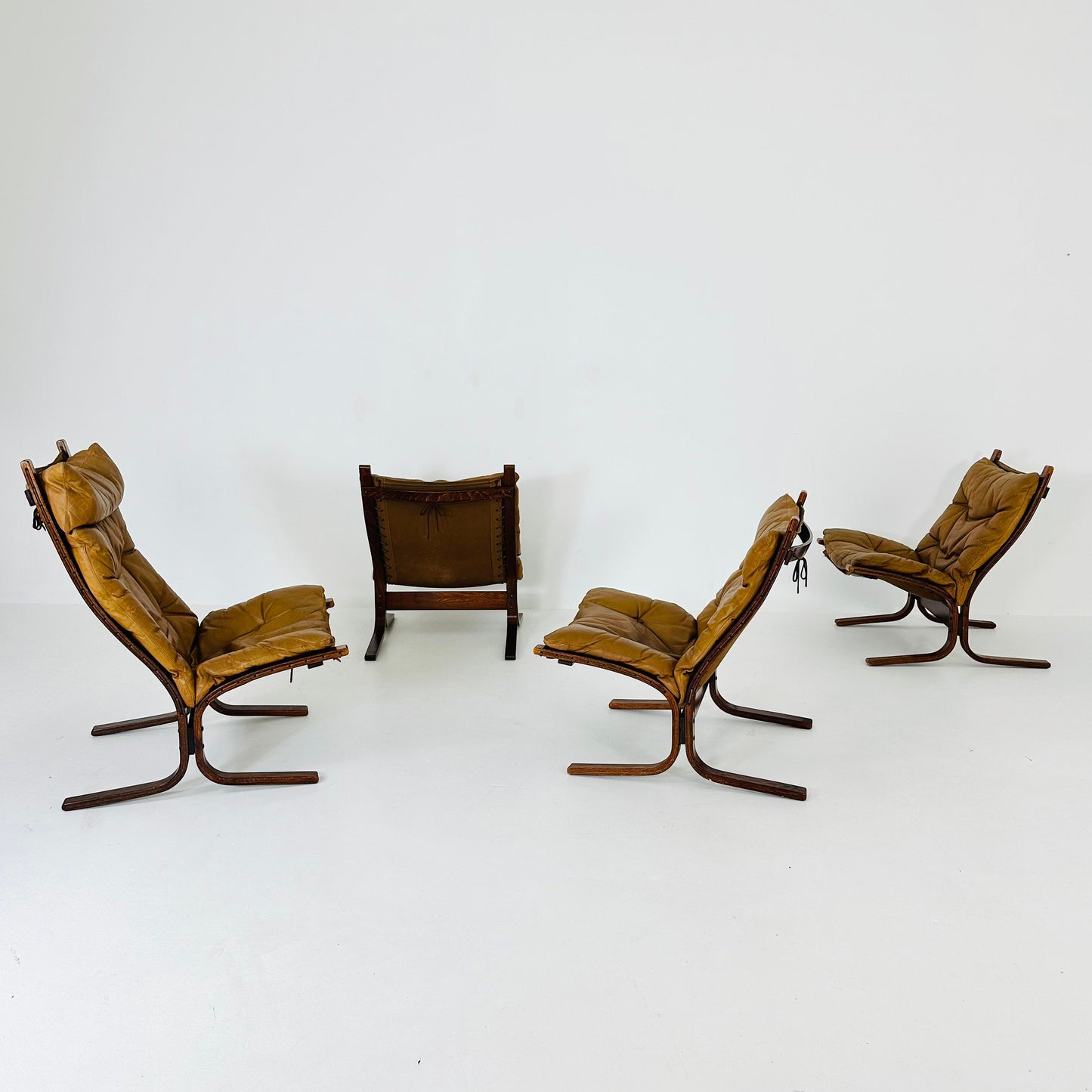Set of Mid-Century Norwegian Siesta lounge chairs and coffee table by Ingmar Relling for Westnofa 1960s
