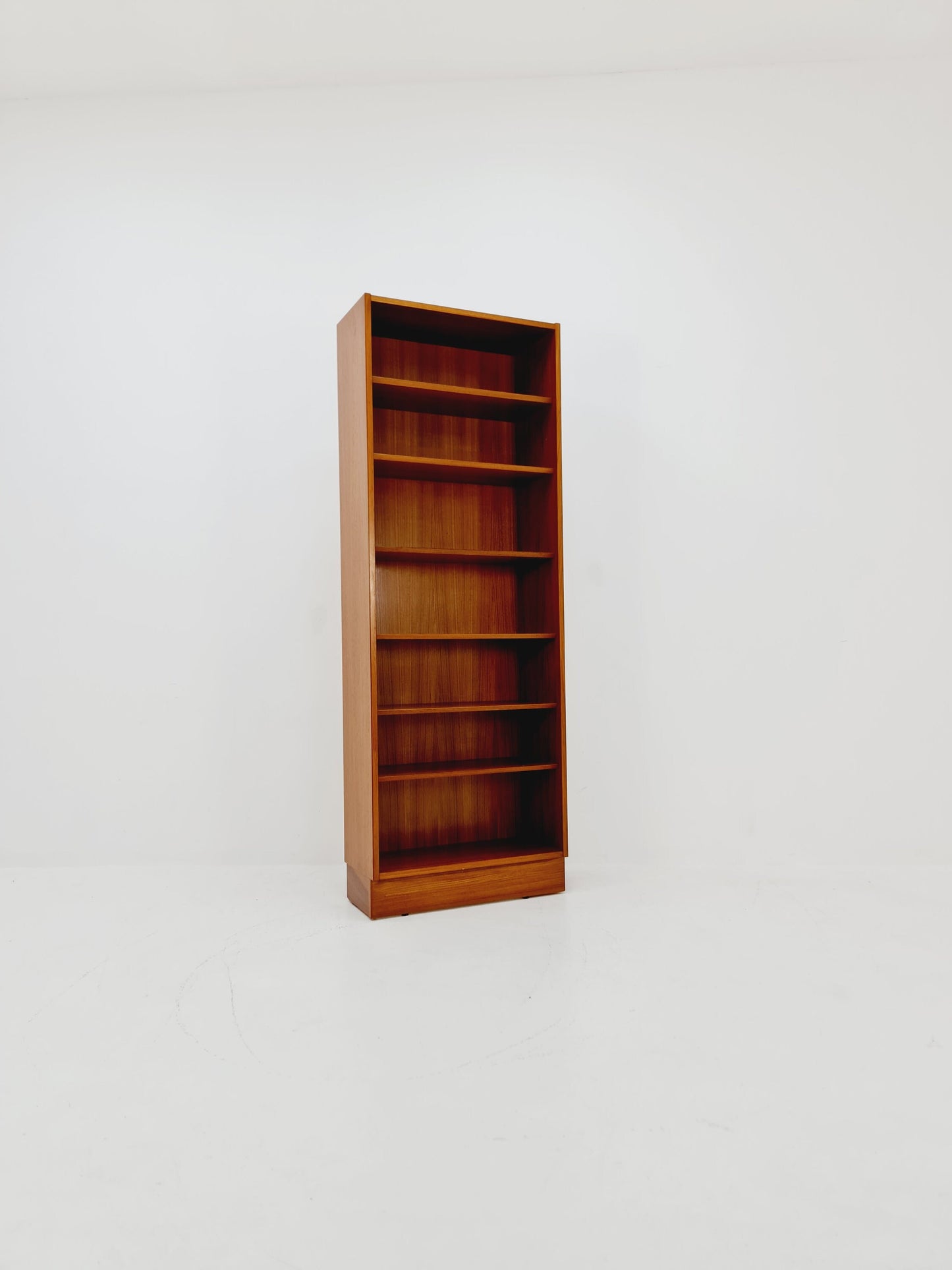 Danish freestanding vintage bookshelf system/ book case teak by Hundevad , 1960s
