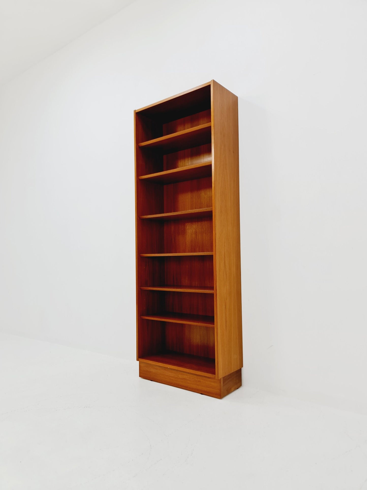 Danish freestanding vintage bookshelf system/ book case teak by Hundevad , 1960s