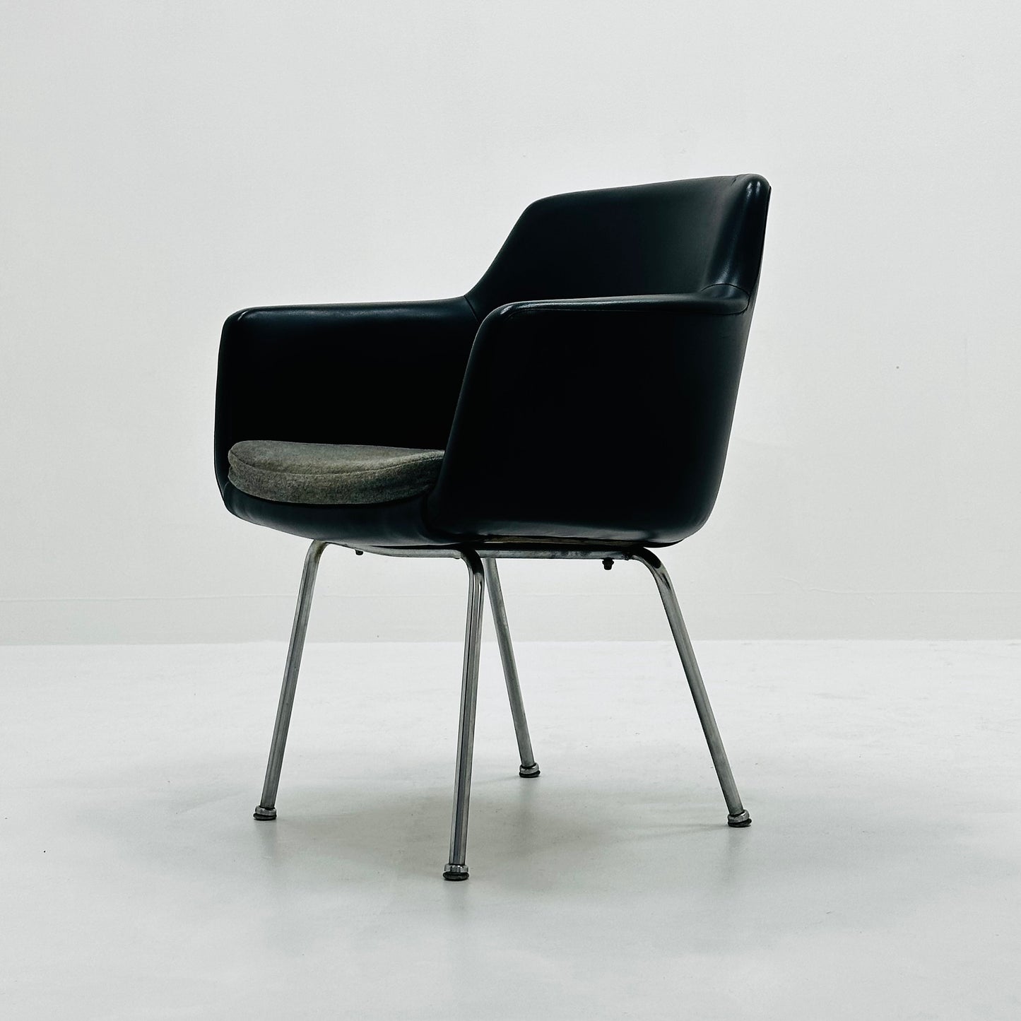 set of 2 Mid century Olli Mannermaa black Leather Kilta armchair by Eugen Schmidt & Cassina Martela 1970s